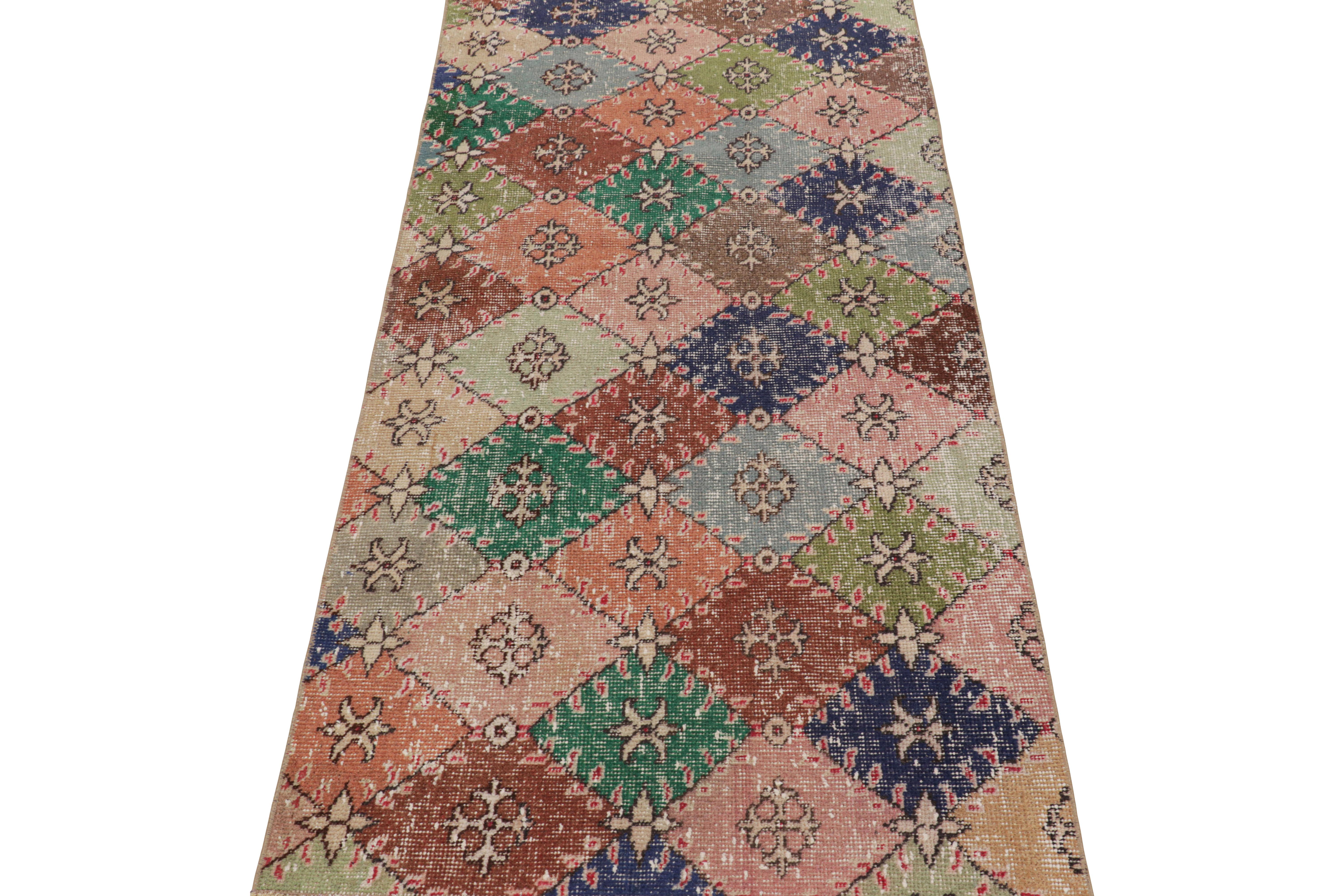 Traves de Mesa Vintage Zeki Müren con Dibujos Policromáticos de Diamantes, de Rug & Kilim Anudado a mano en venta