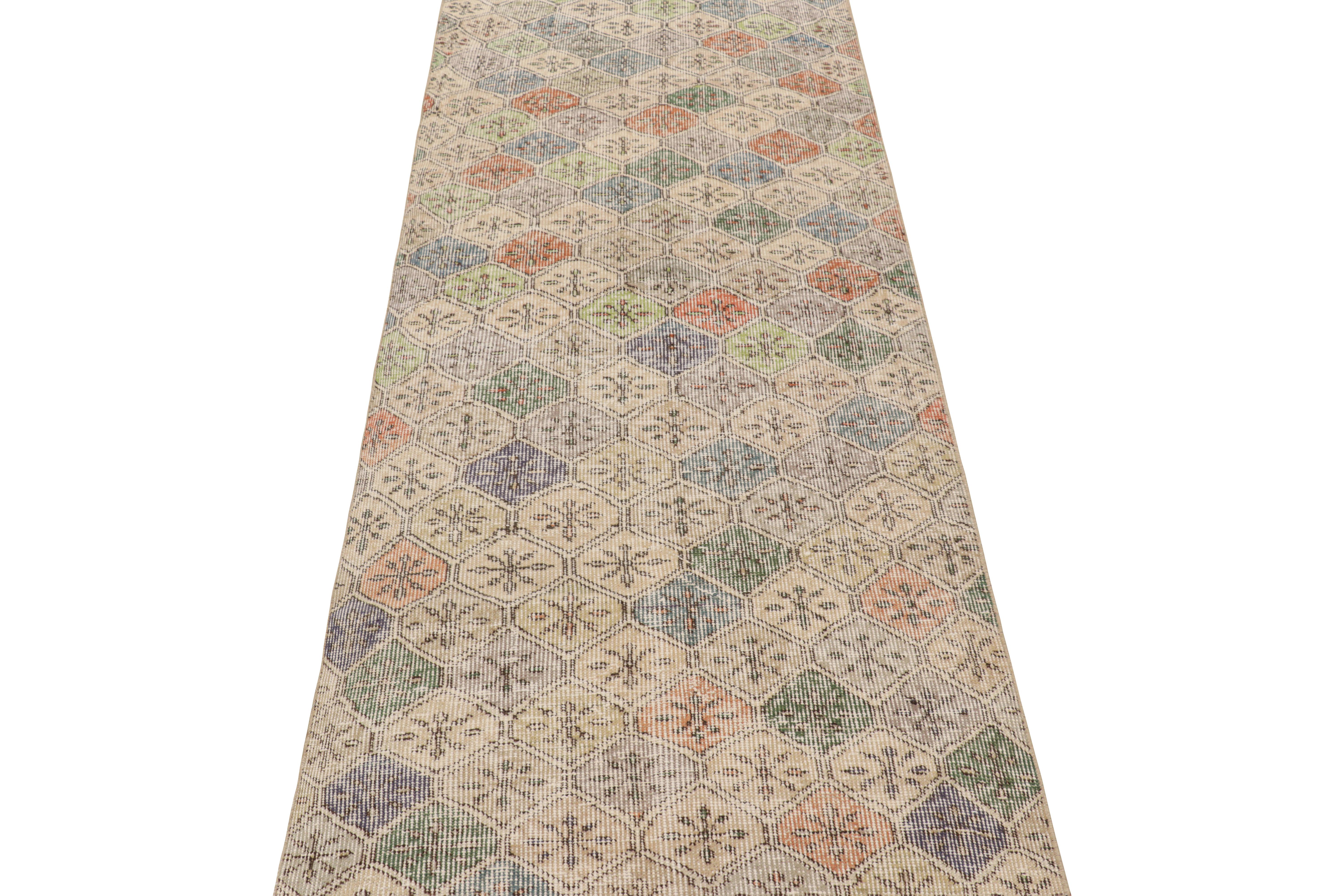 Tapis de course vintage Zeki Müren à motifs de diamants polychromes, de Rug & Kilim Bon état - En vente à Long Island City, NY