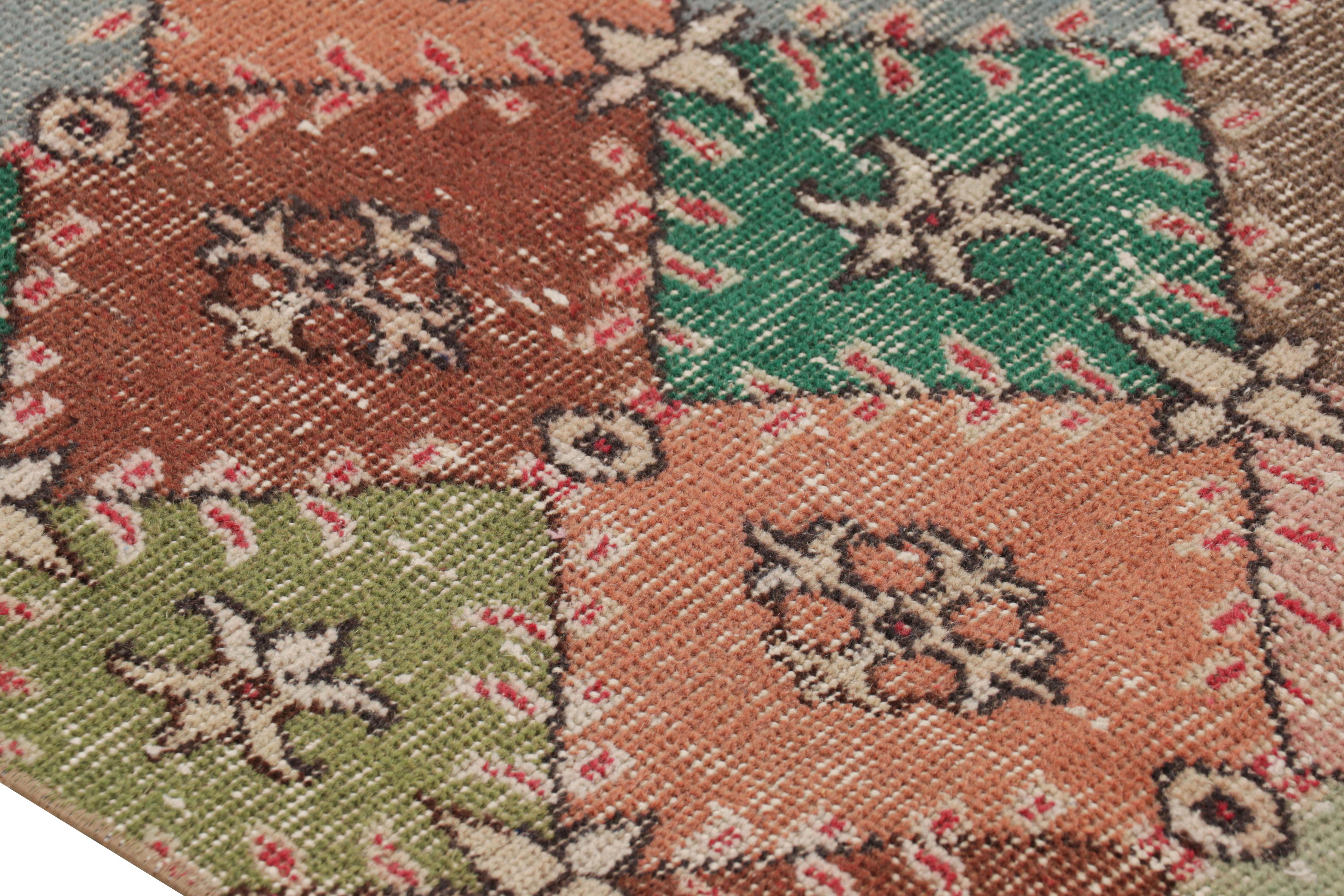 Traves de Mesa Vintage Zeki Müren con Dibujos Policromáticos de Diamantes, de Rug & Kilim en Bueno estado para la venta en Long Island City, NY