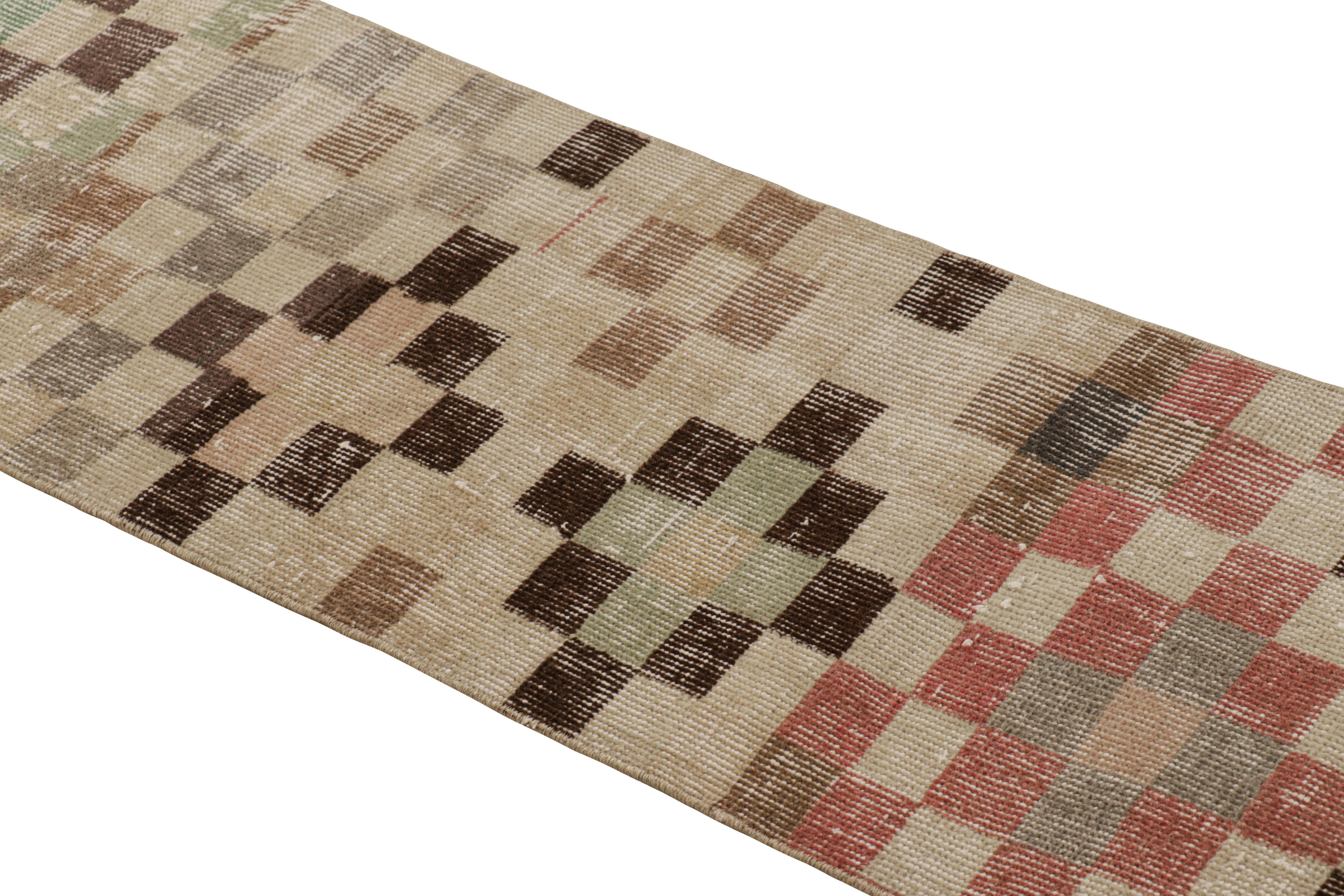 Dieser aus Wolle handgeknüpfte 1x7-Läufer von Zeki Müren aus der Türkei (ca. 1960-1970) ist eine einzigartige Ergänzung der Rug & Kilim Collection'S. Er zeichnet sich durch eine breite Palette von Farben und geometrischen Mustern auf dem Feld aus.