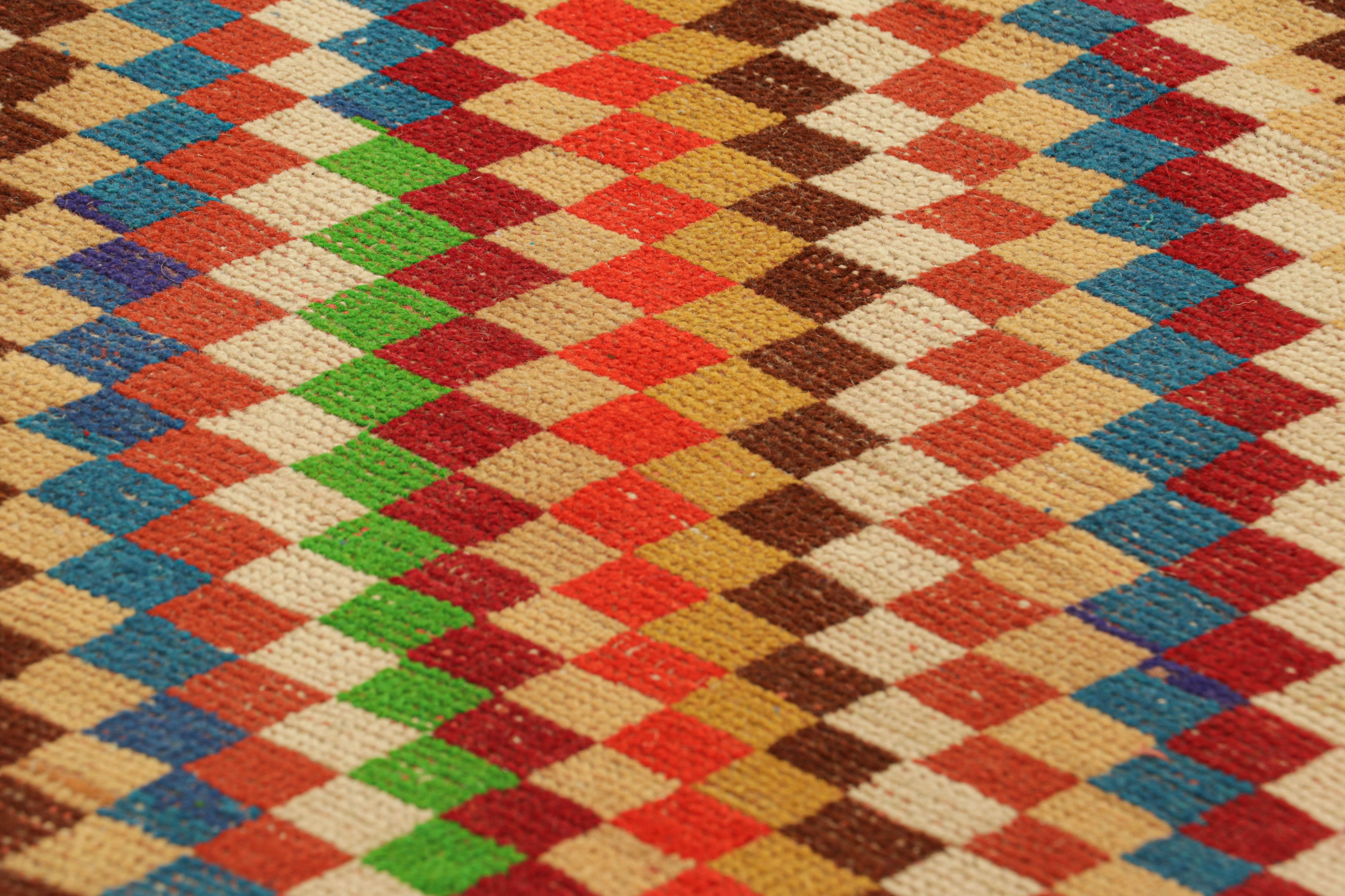 Dieser handgeknüpfte Wollläufer aus der Türkei (ca. 1960-1970) ist eine einzigartige Ergänzung der Rug & Kilim Collection'S. Er besticht durch seine breite Farbpalette und die geometrischen Muster auf dem Feld. 

Über das Design: 

Bewunderer des