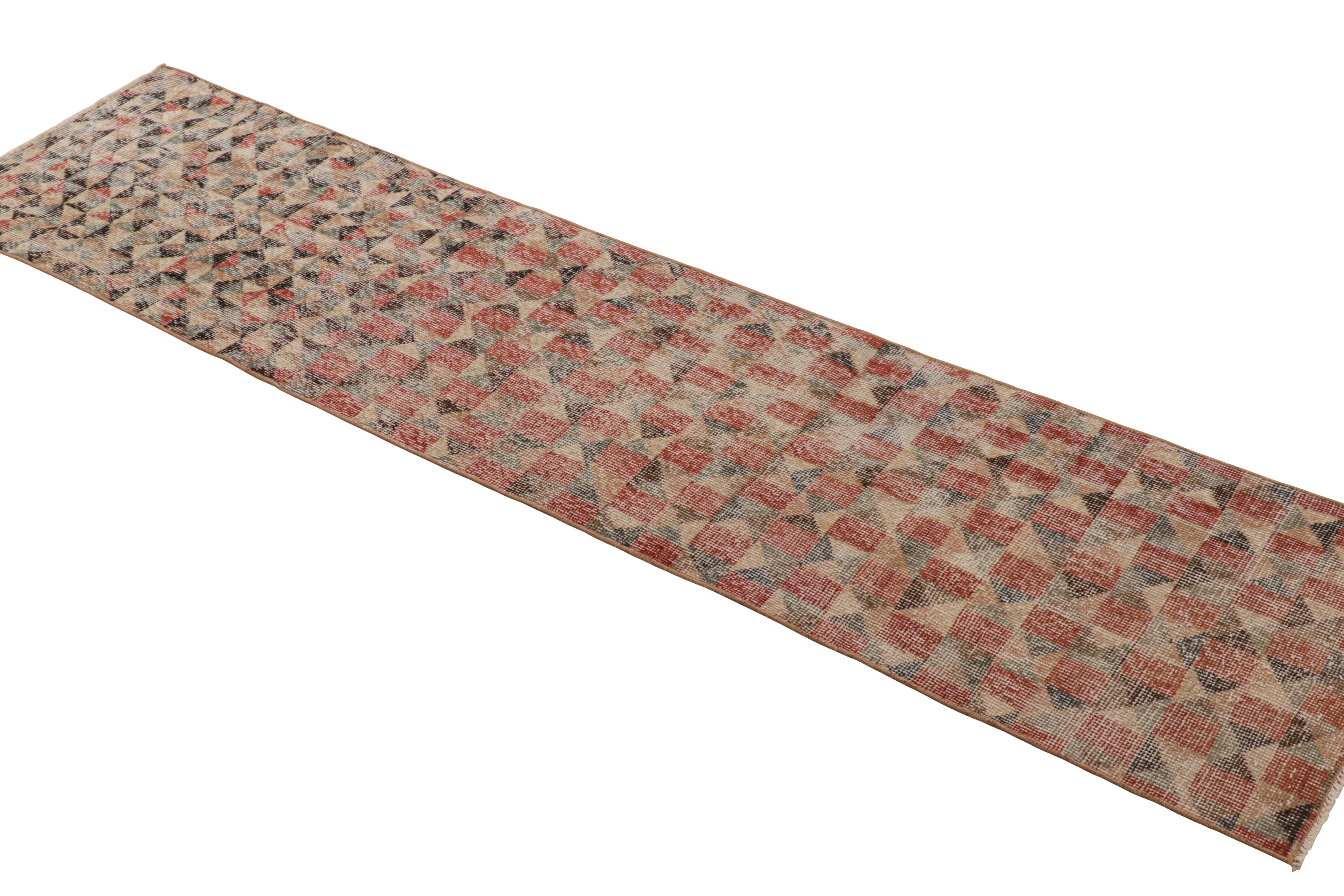 Annodato a mano Runner vintage di Zeki Müren con motivi geometrici policromatici da Rug & Kilim in vendita