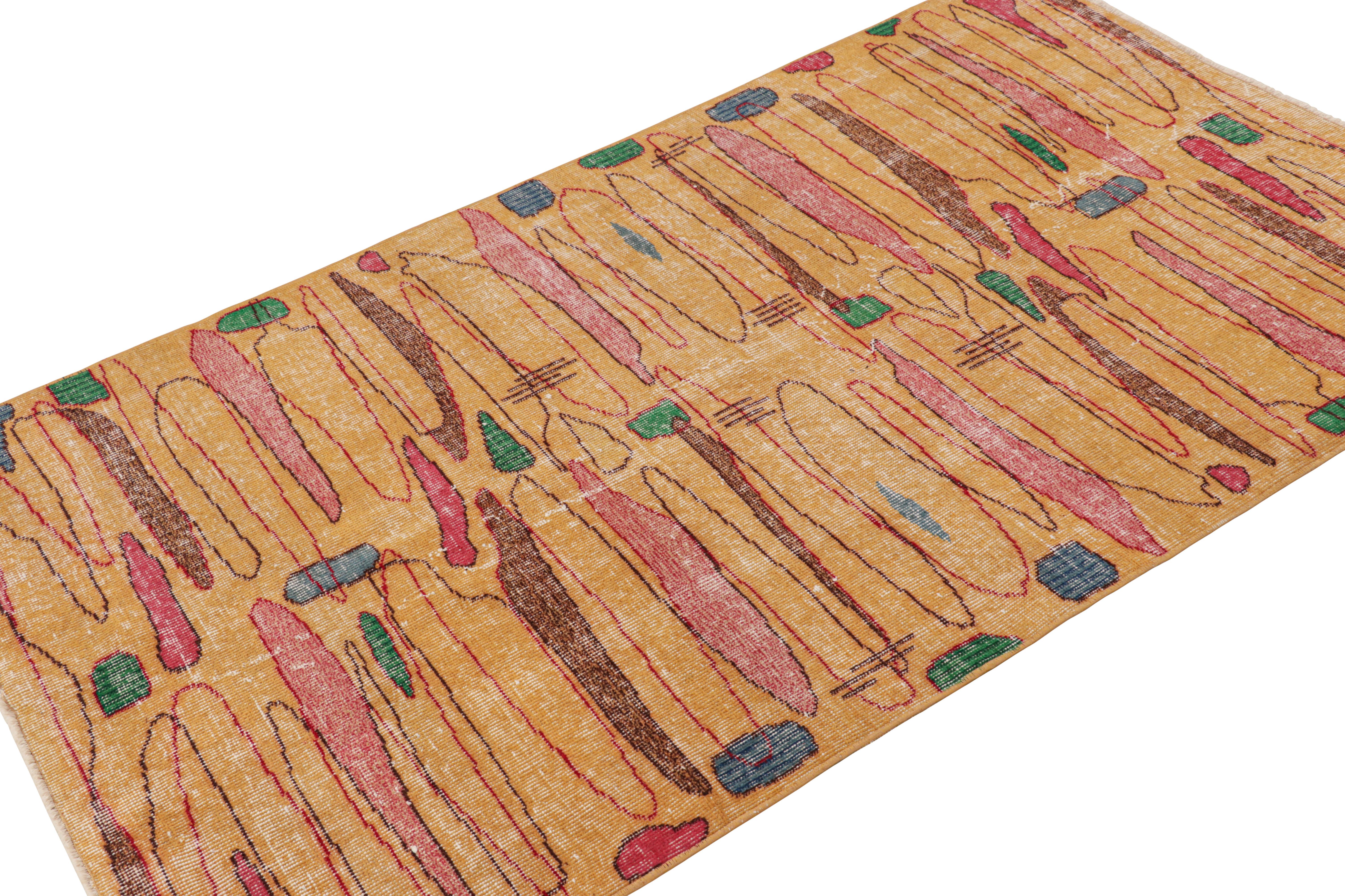 Vintage Zeki Múren Deko-Teppich in Gold mit geometrischem Muster, von Rug & Kilim (Handgeknüpft) im Angebot