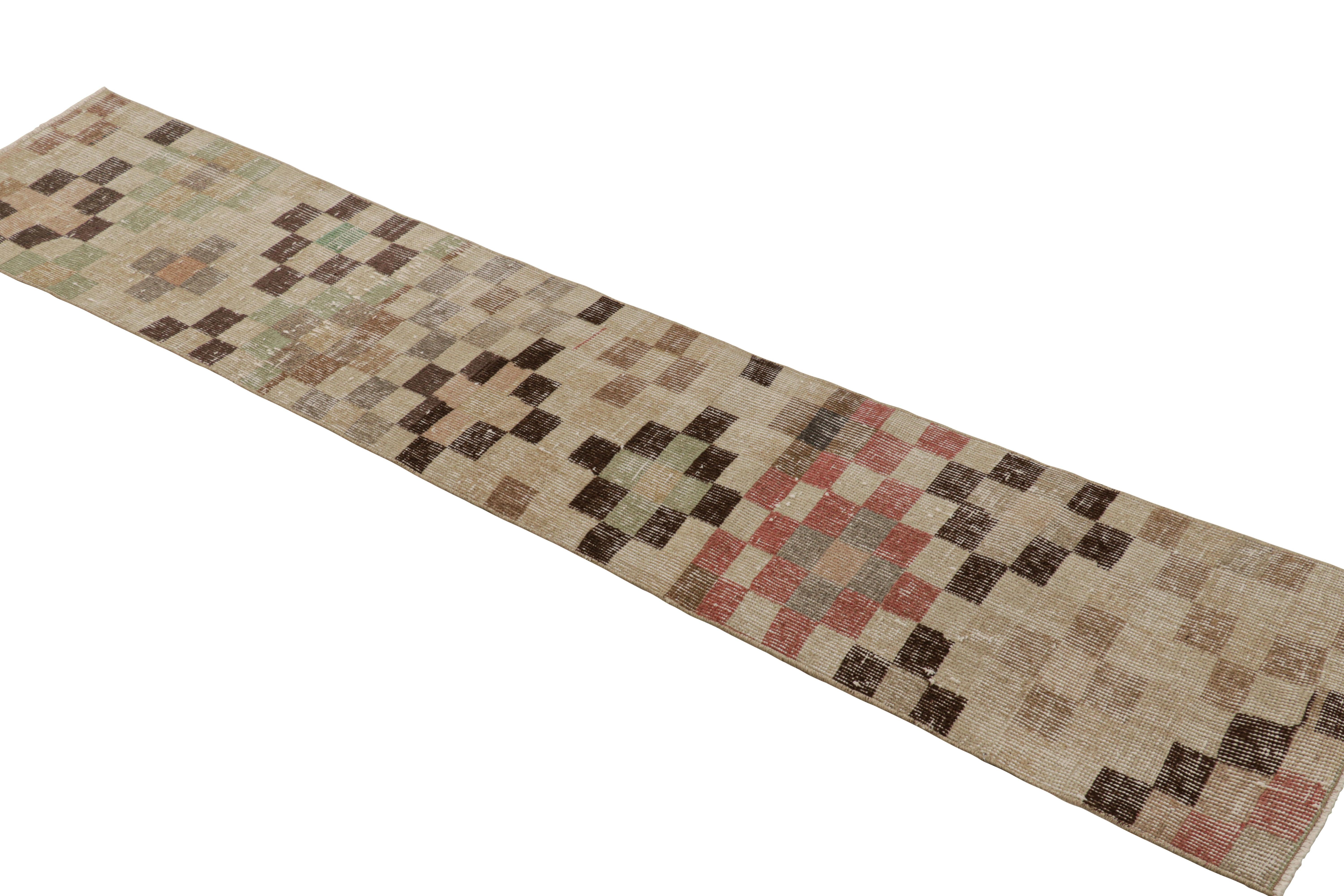 Vintage Zeki Müren Läufer mit polychromen geometrischen Mustern von Rug & Kilim (Handgeknüpft) im Angebot