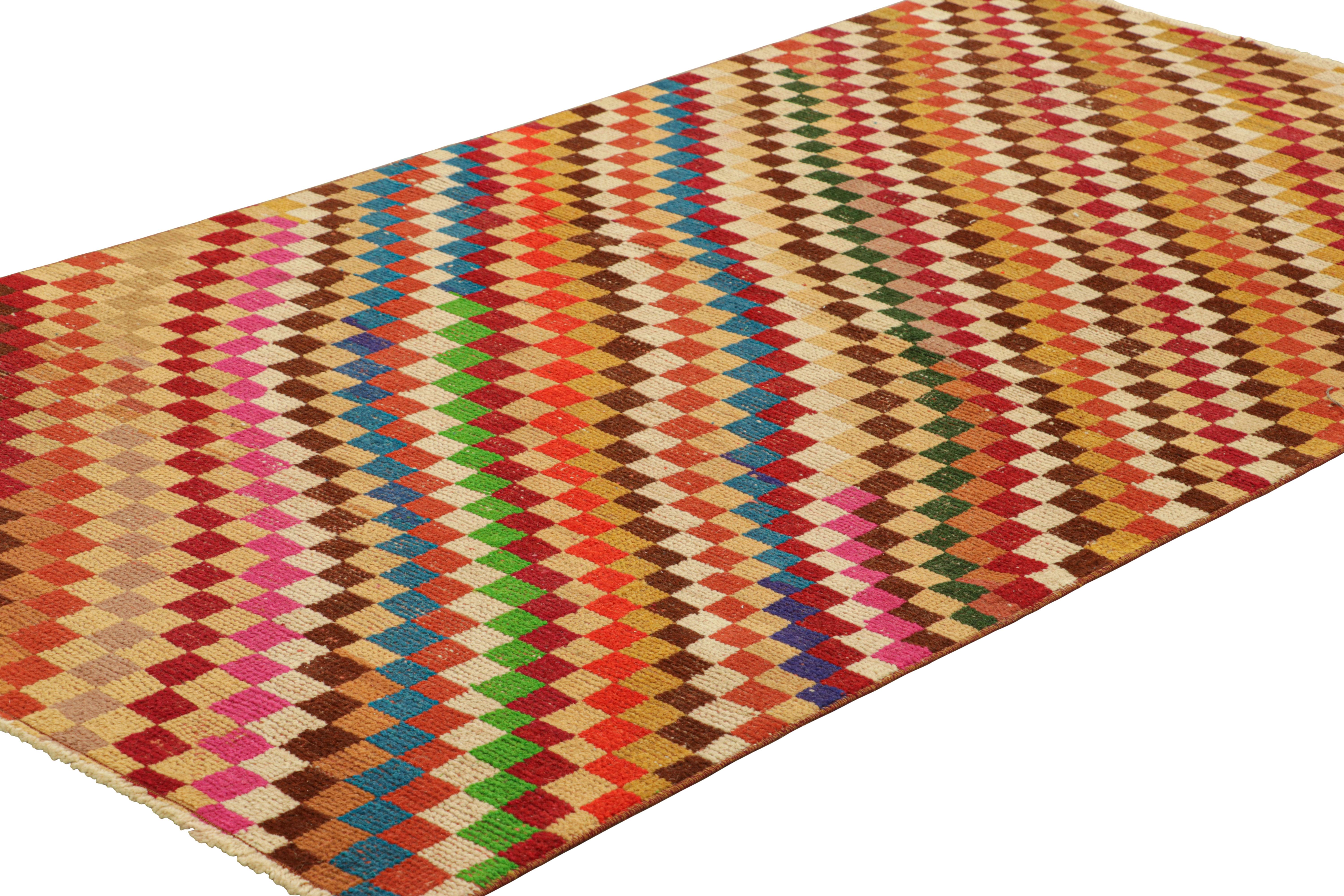 Vintage Zeki Müren Läufer mit polychromen geometrischen Mustern von Rug & Kilim (Handgeknüpft) im Angebot