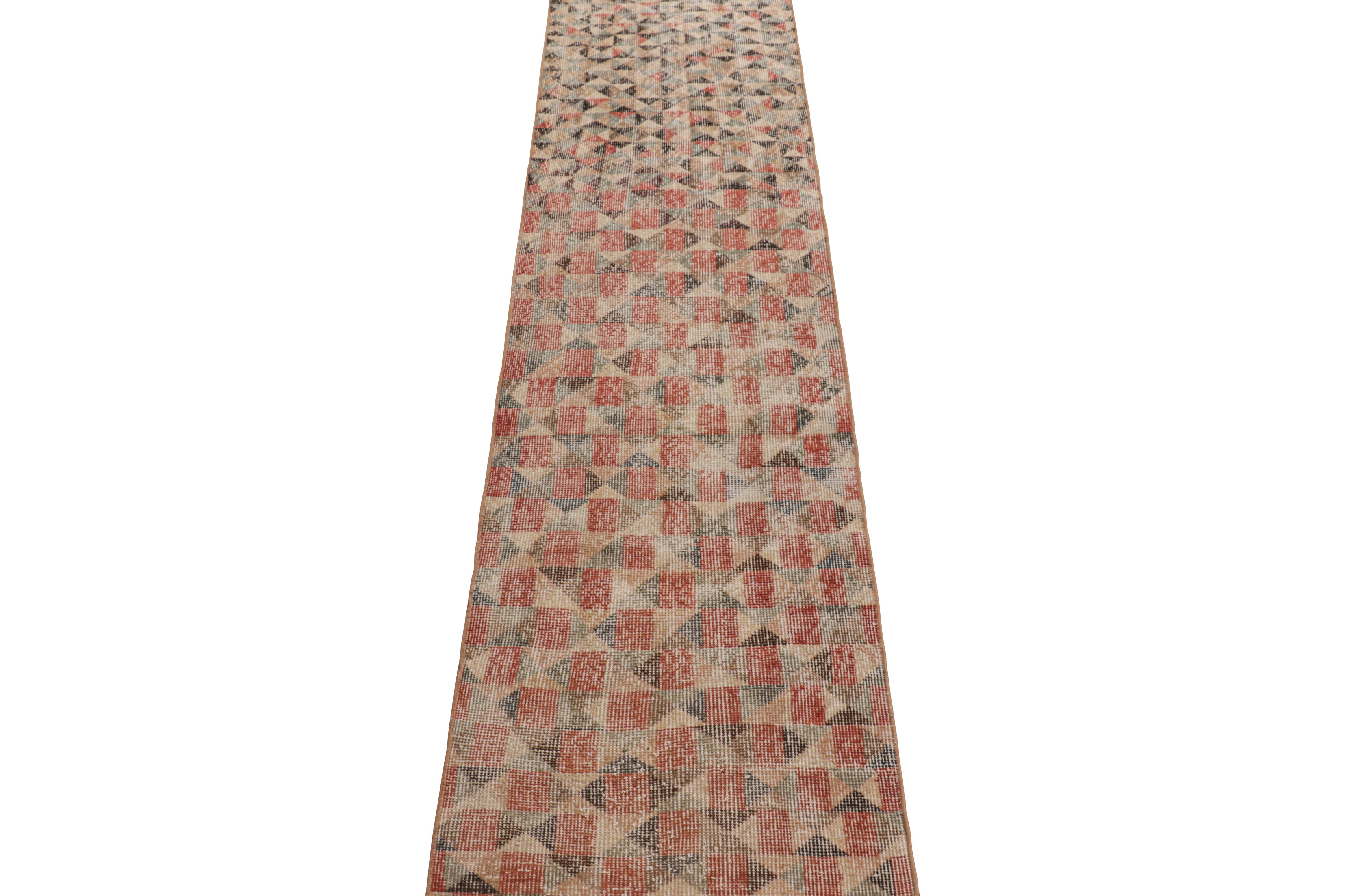 Runner vintage di Zeki Müren con motivi geometrici policromatici da Rug & Kilim In condizioni buone in vendita a Long Island City, NY