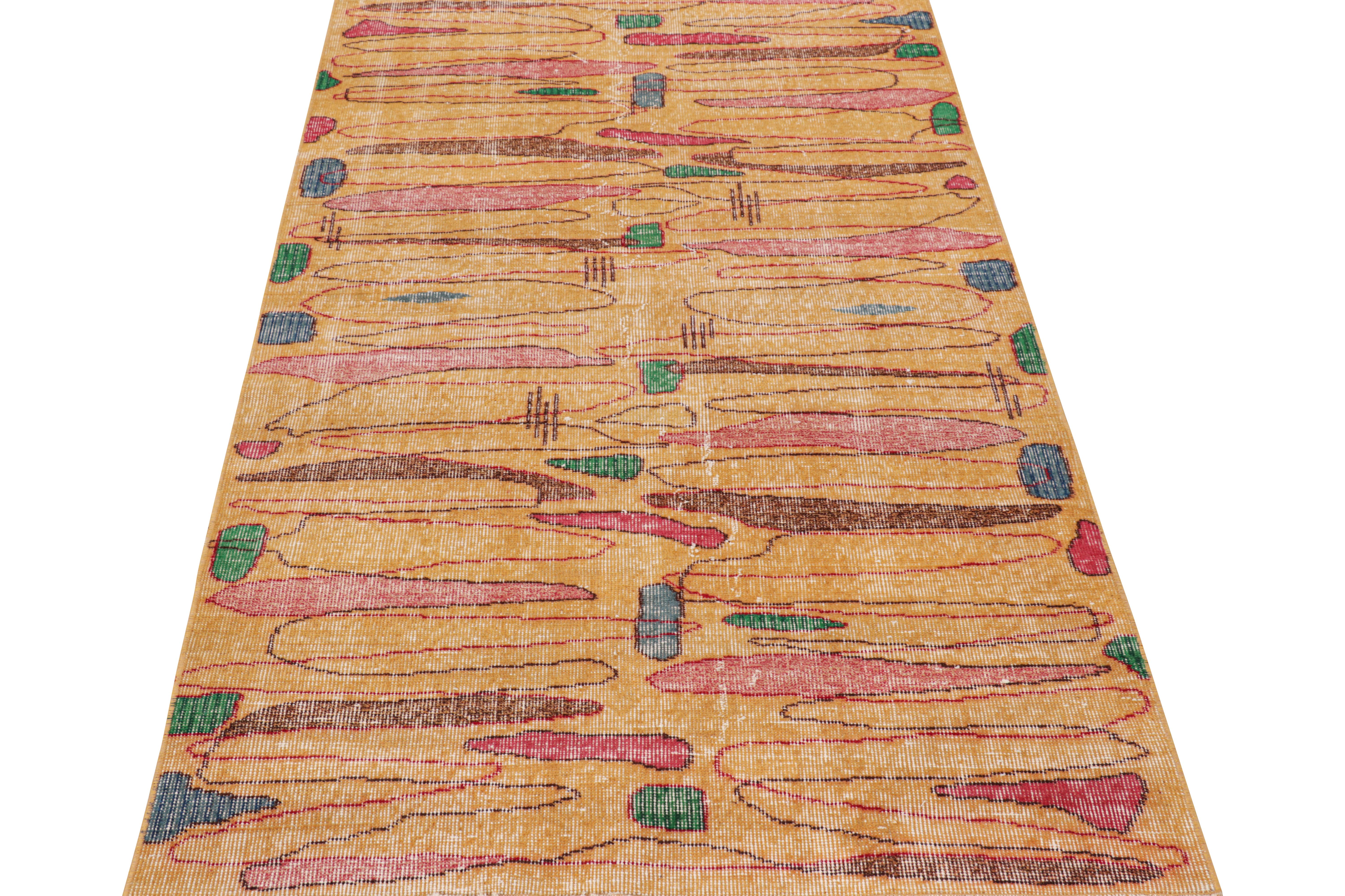 Vintage Zeki Múren Deko-Teppich in Gold mit geometrischem Muster, von Rug & Kilim im Zustand „Gut“ im Angebot in Long Island City, NY