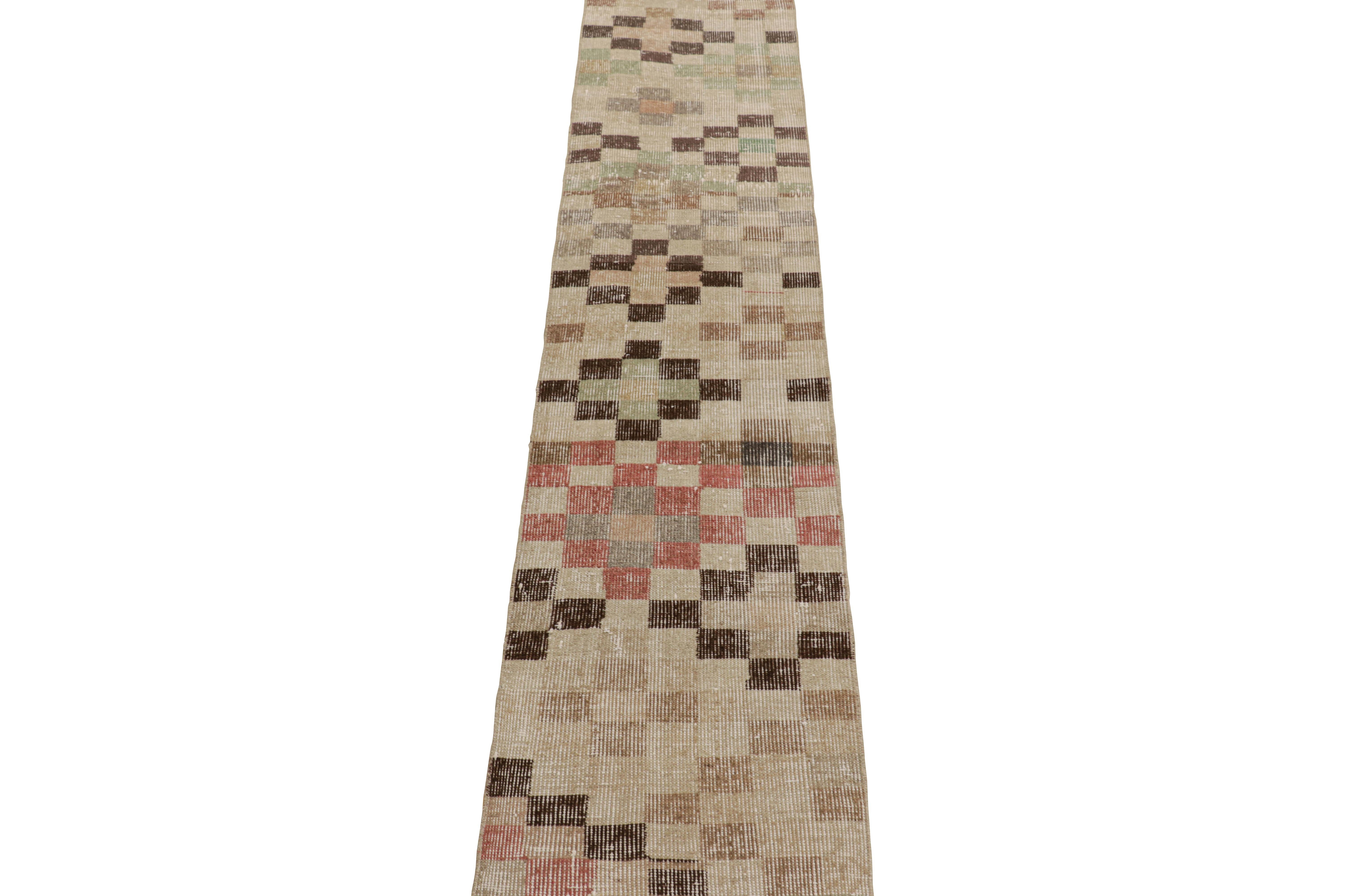 Vintage Zeki Müren Läufer mit polychromen geometrischen Mustern von Rug & Kilim im Zustand „Gut“ im Angebot in Long Island City, NY