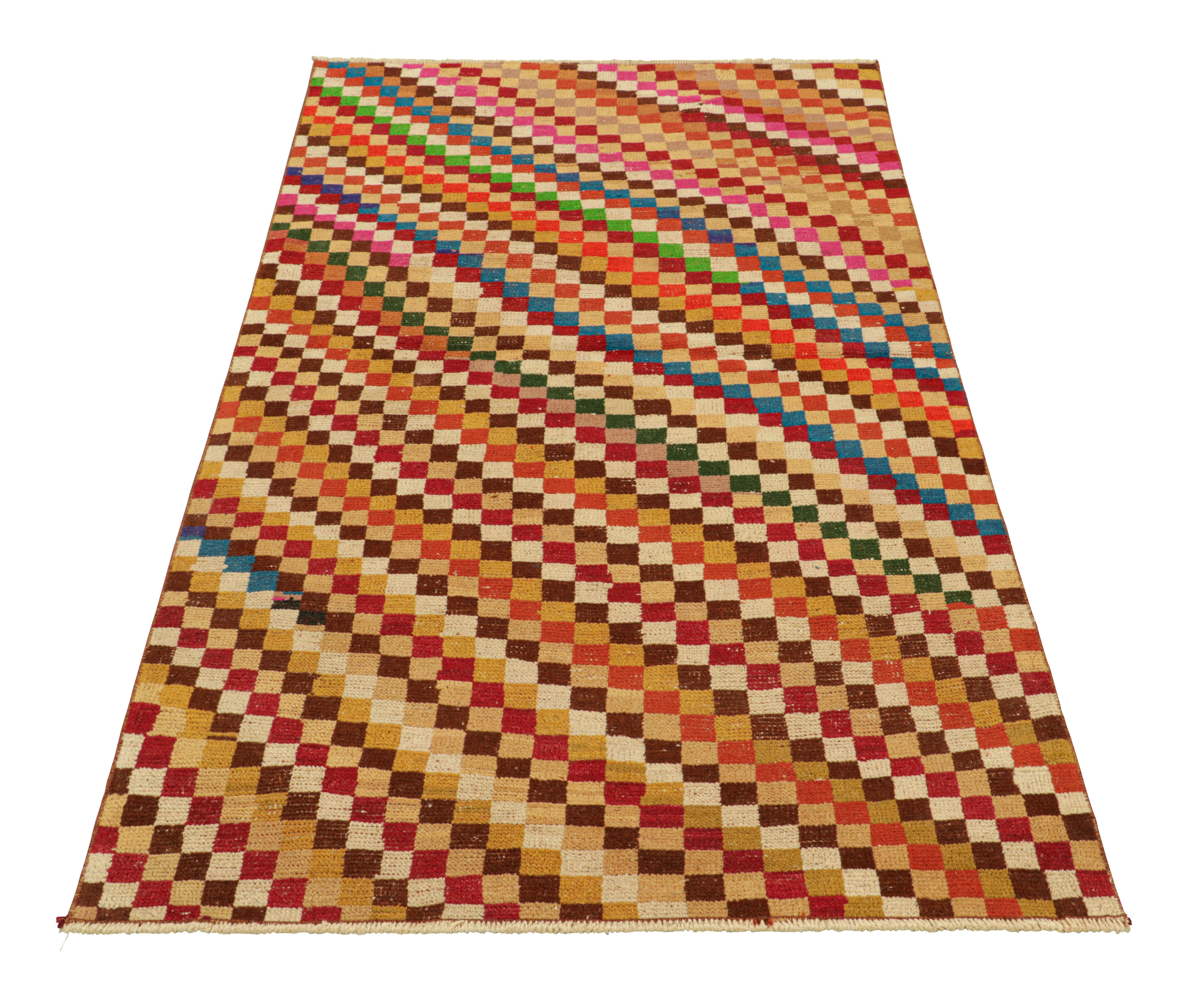 Vintage Zeki Müren Läufer mit polychromen geometrischen Mustern von Rug & Kilim im Zustand „Gut“ im Angebot in Long Island City, NY