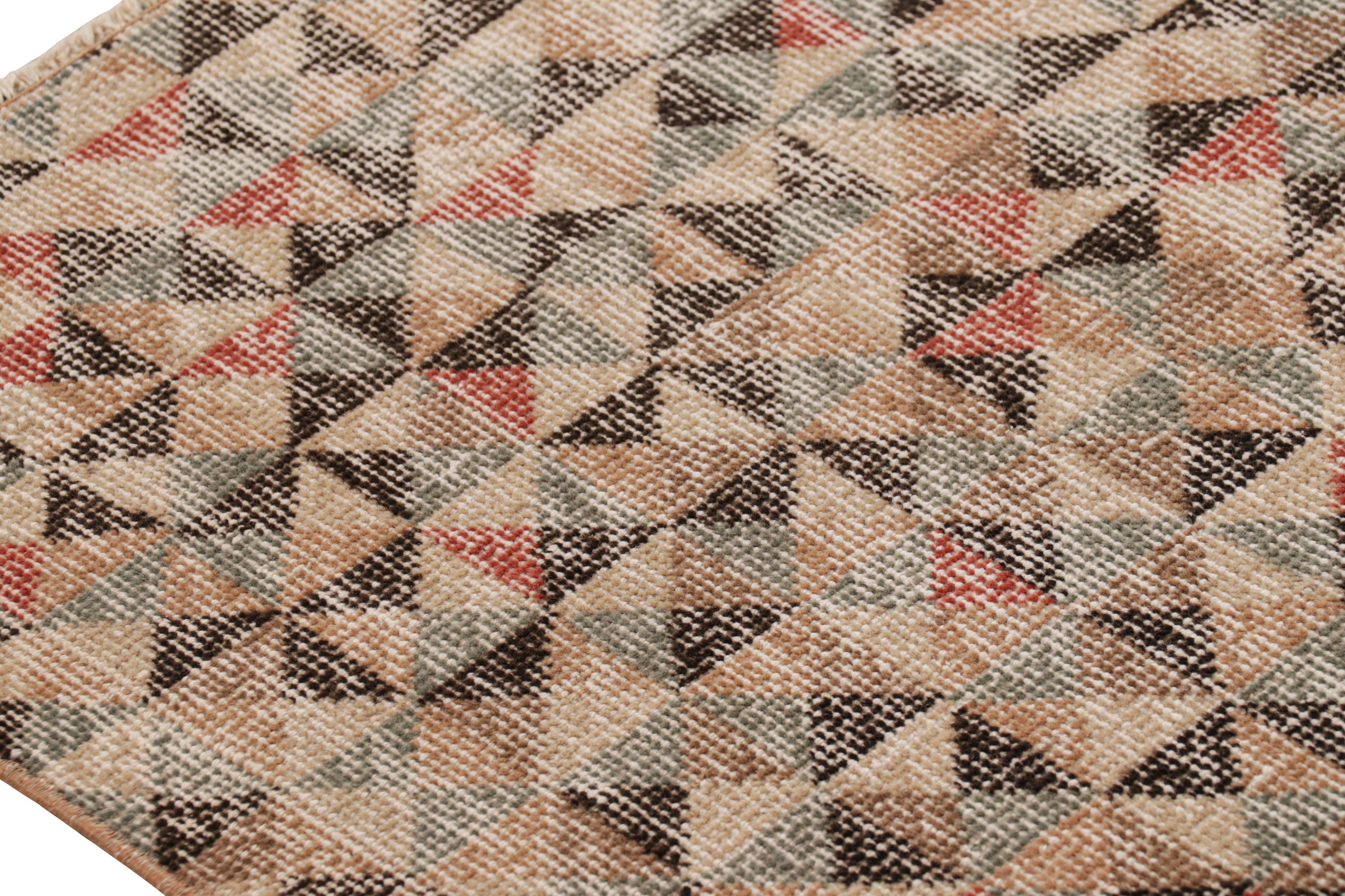 Metà XX secolo Runner vintage di Zeki Müren con motivi geometrici policromatici da Rug & Kilim in vendita