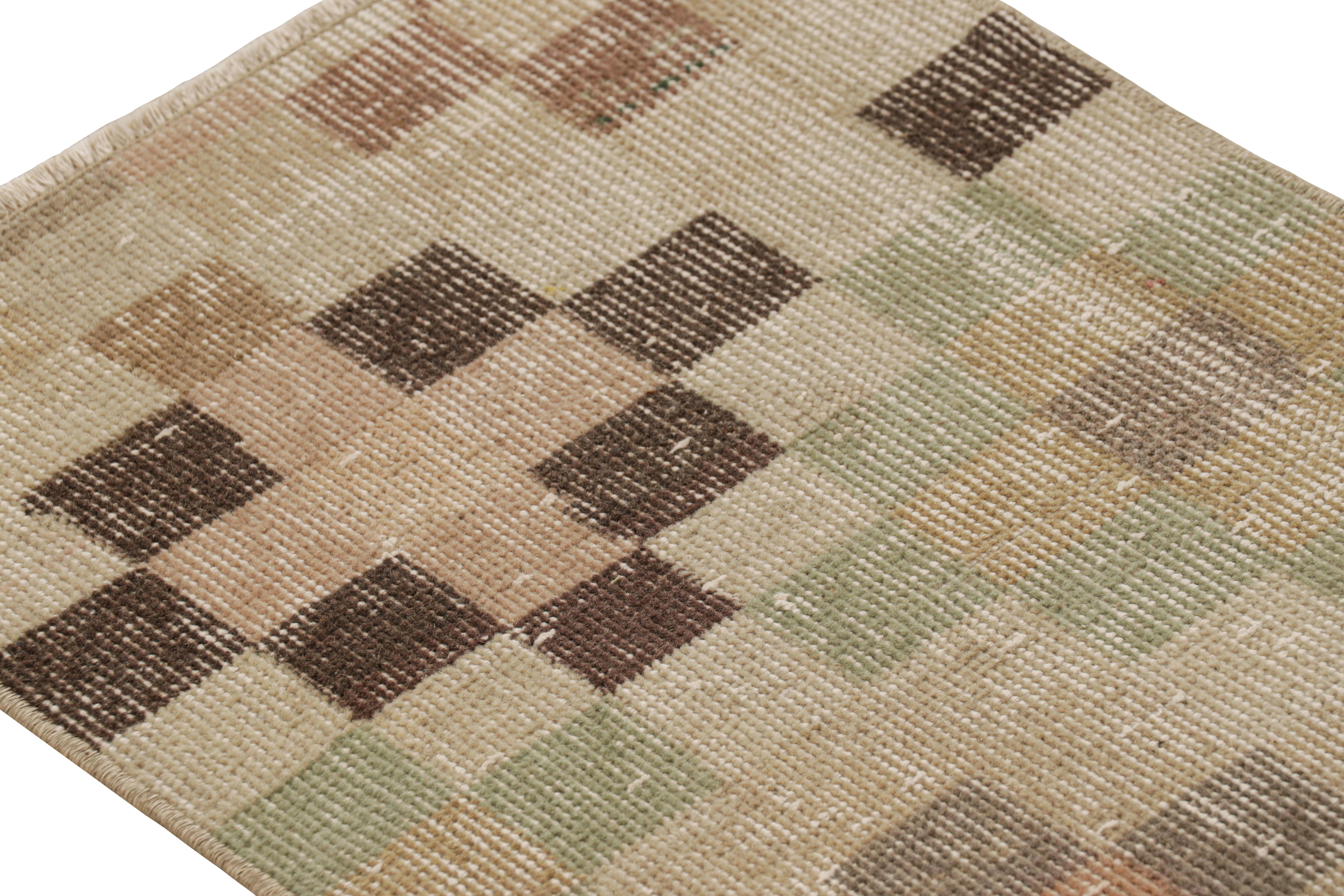 Vintage Zeki Müren Läufer mit polychromen geometrischen Mustern von Rug & Kilim (Mitte des 20. Jahrhunderts) im Angebot