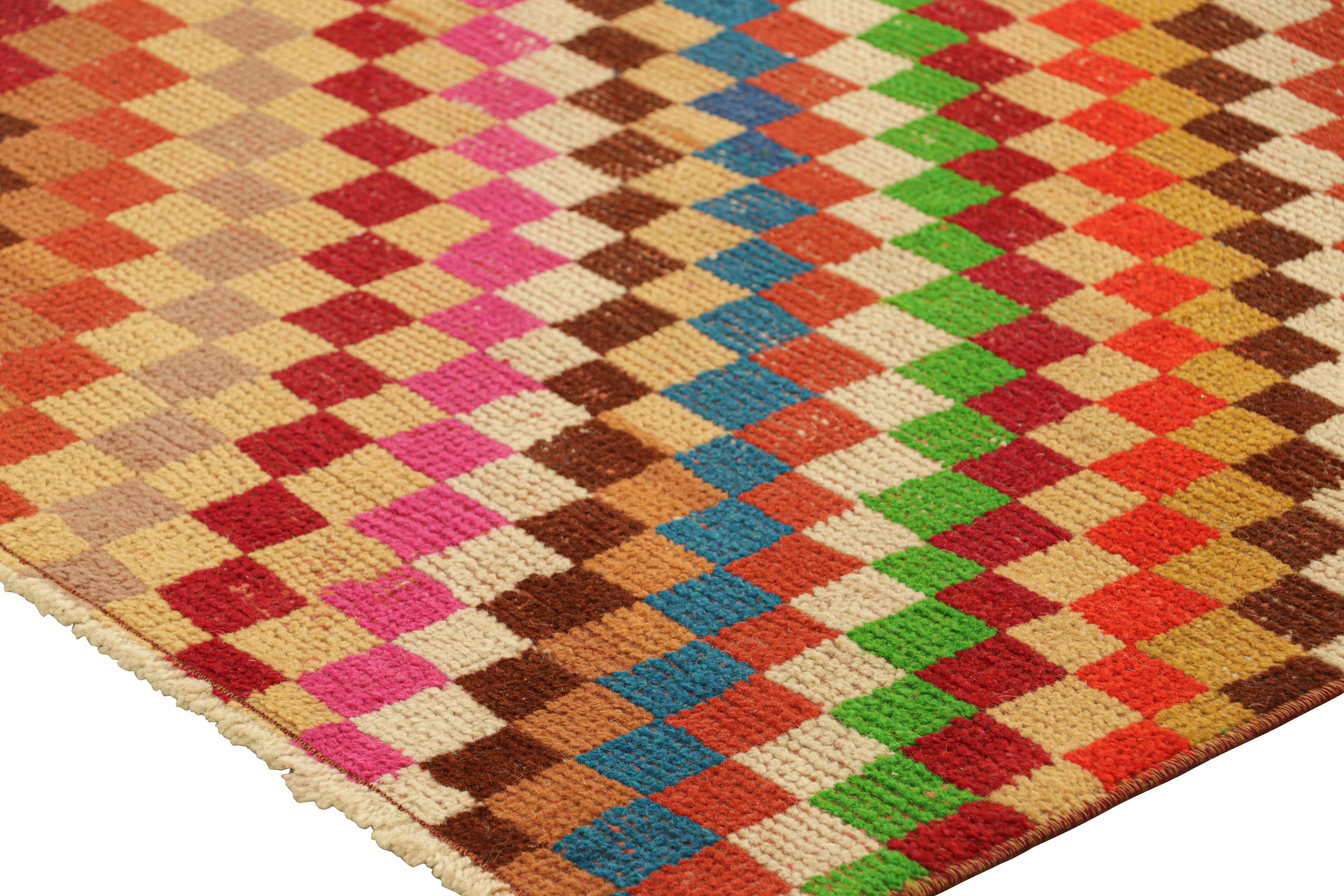 Vintage Zeki Müren Läufer mit polychromen geometrischen Mustern von Rug & Kilim (Mitte des 20. Jahrhunderts) im Angebot