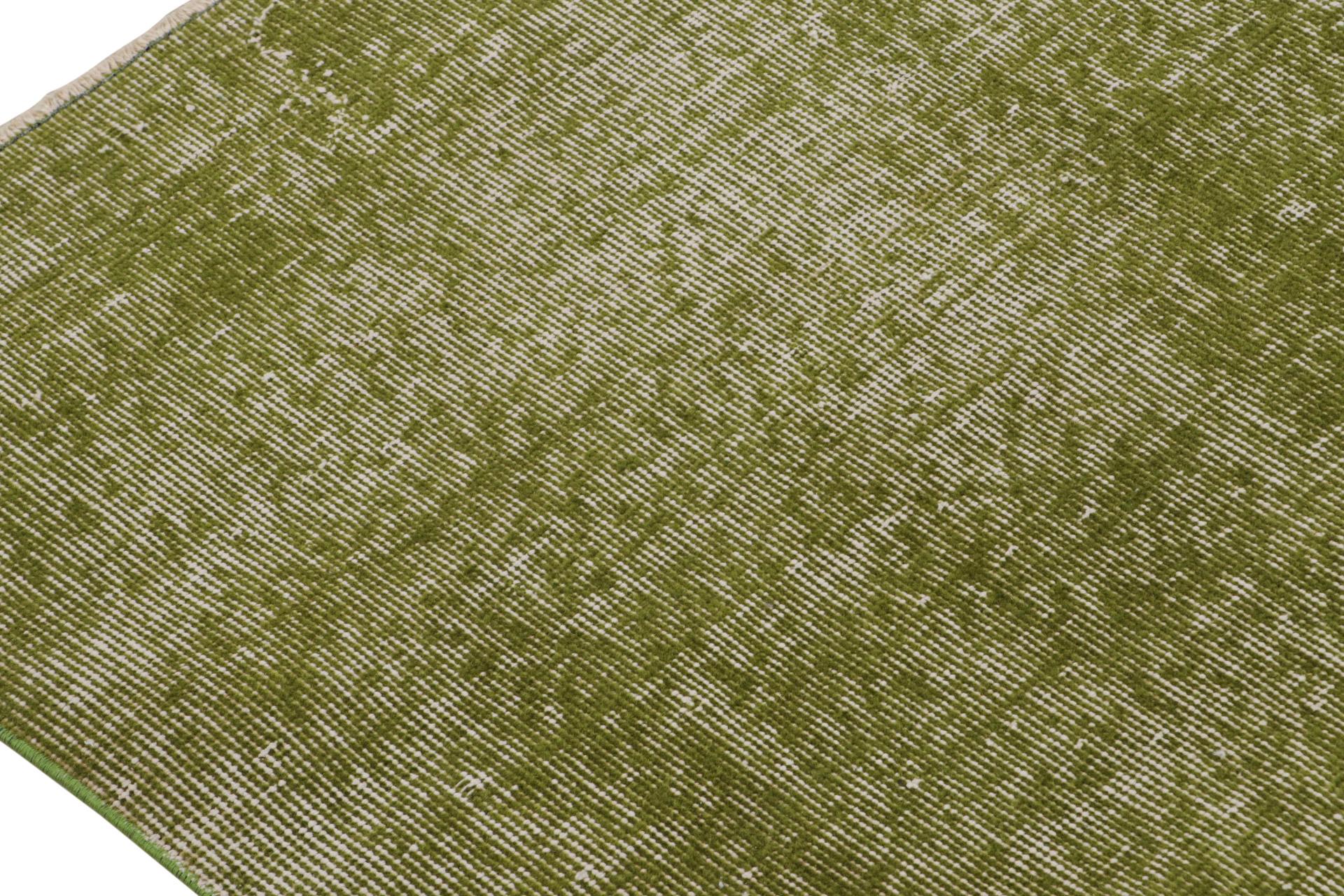 Vintage Zeki Müren Solid Rug, in Chartreuse Green, from Rug & Kilim In Good Condition For Sale In Long Island City, NY