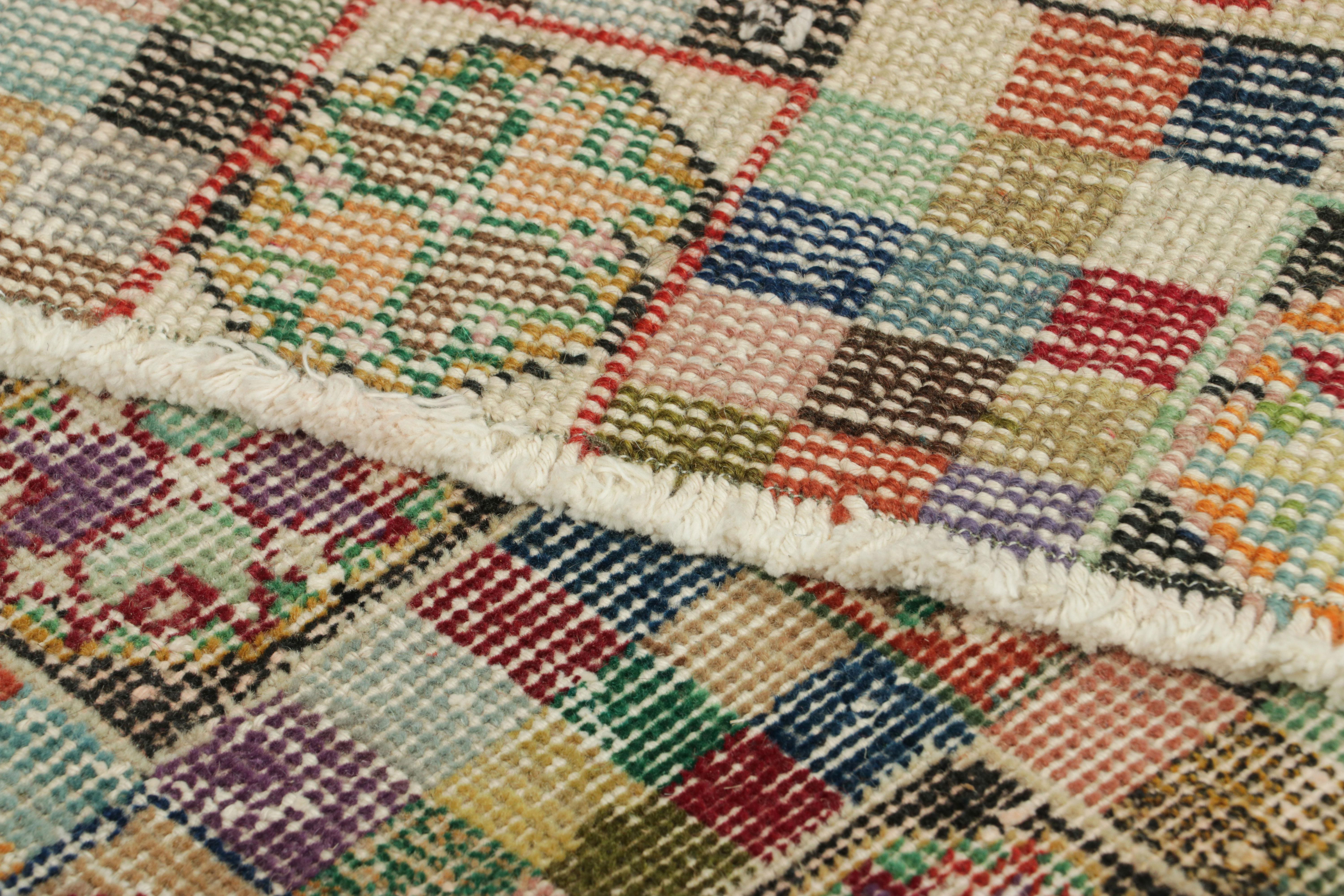 Vintage Zeki Múren Quadratischer Teppich mit polychromen, geometrischen Mustern  Rug & Kilim (Kelim) im Angebot