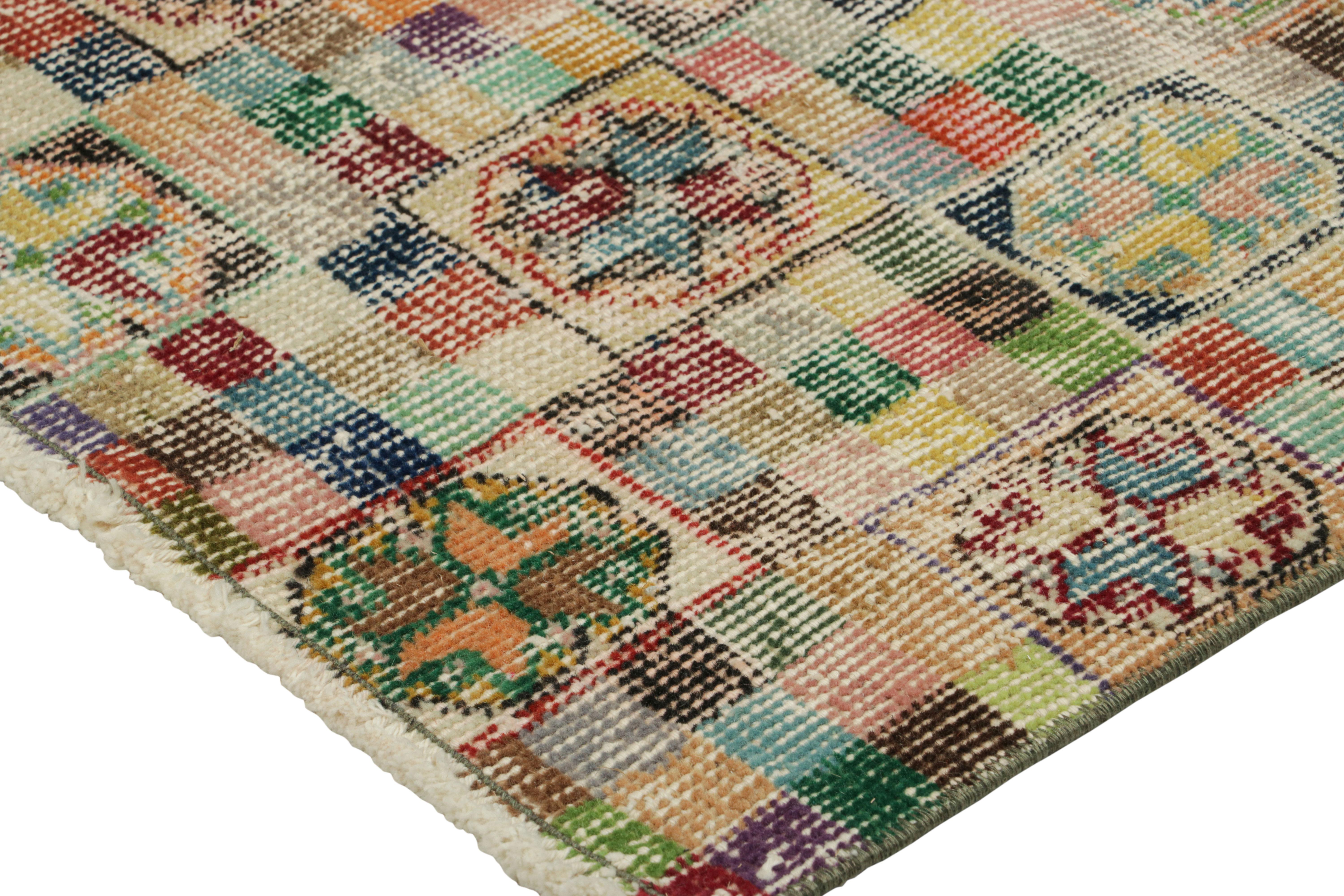 Vintage Zeki Múren Quadratischer Teppich mit polychromen, geometrischen Mustern  Rug & Kilim (Türkisch) im Angebot