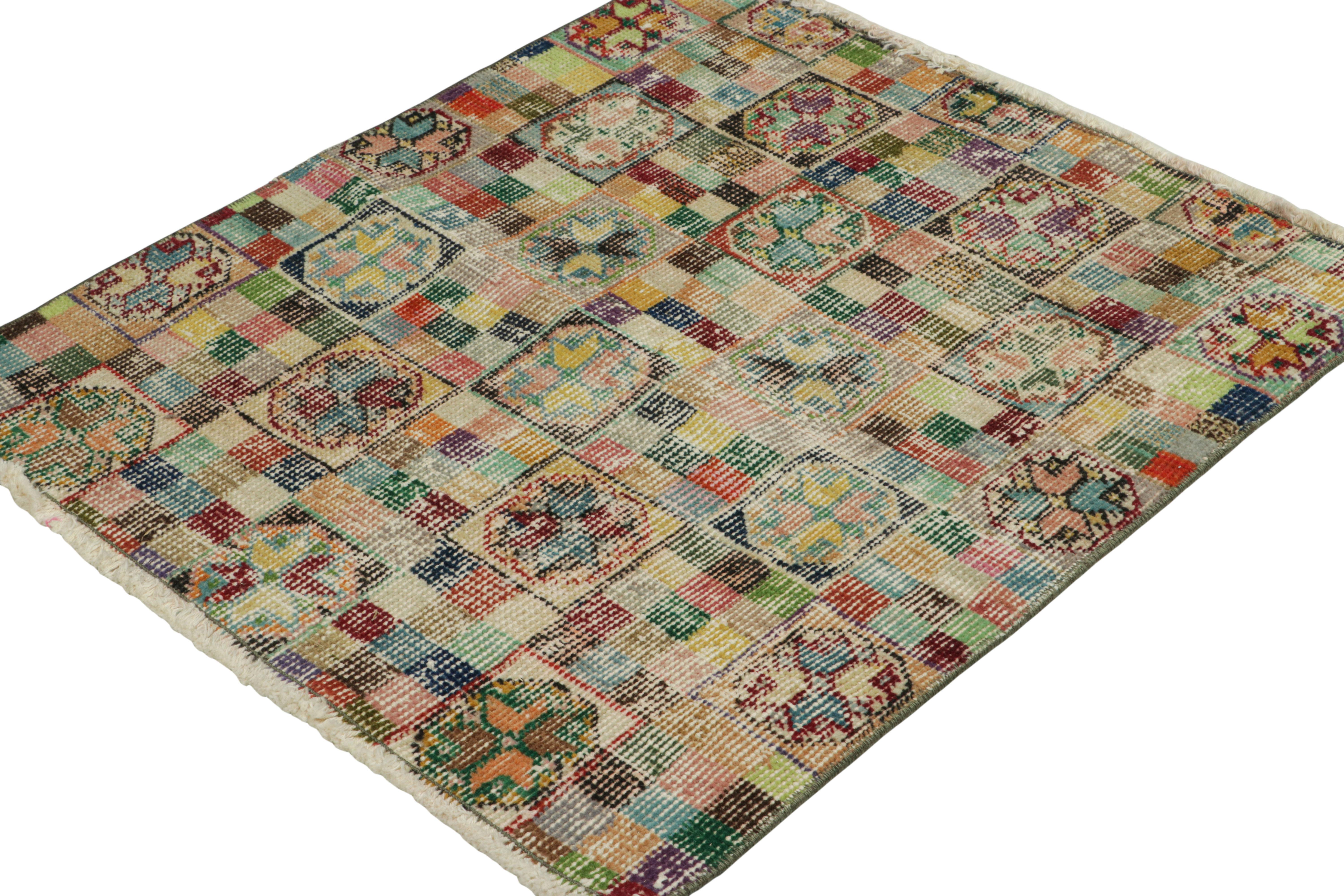 Vintage Zeki Múren Quadratischer Teppich mit polychromen, geometrischen Mustern  Rug & Kilim (Handgeknüpft) im Angebot