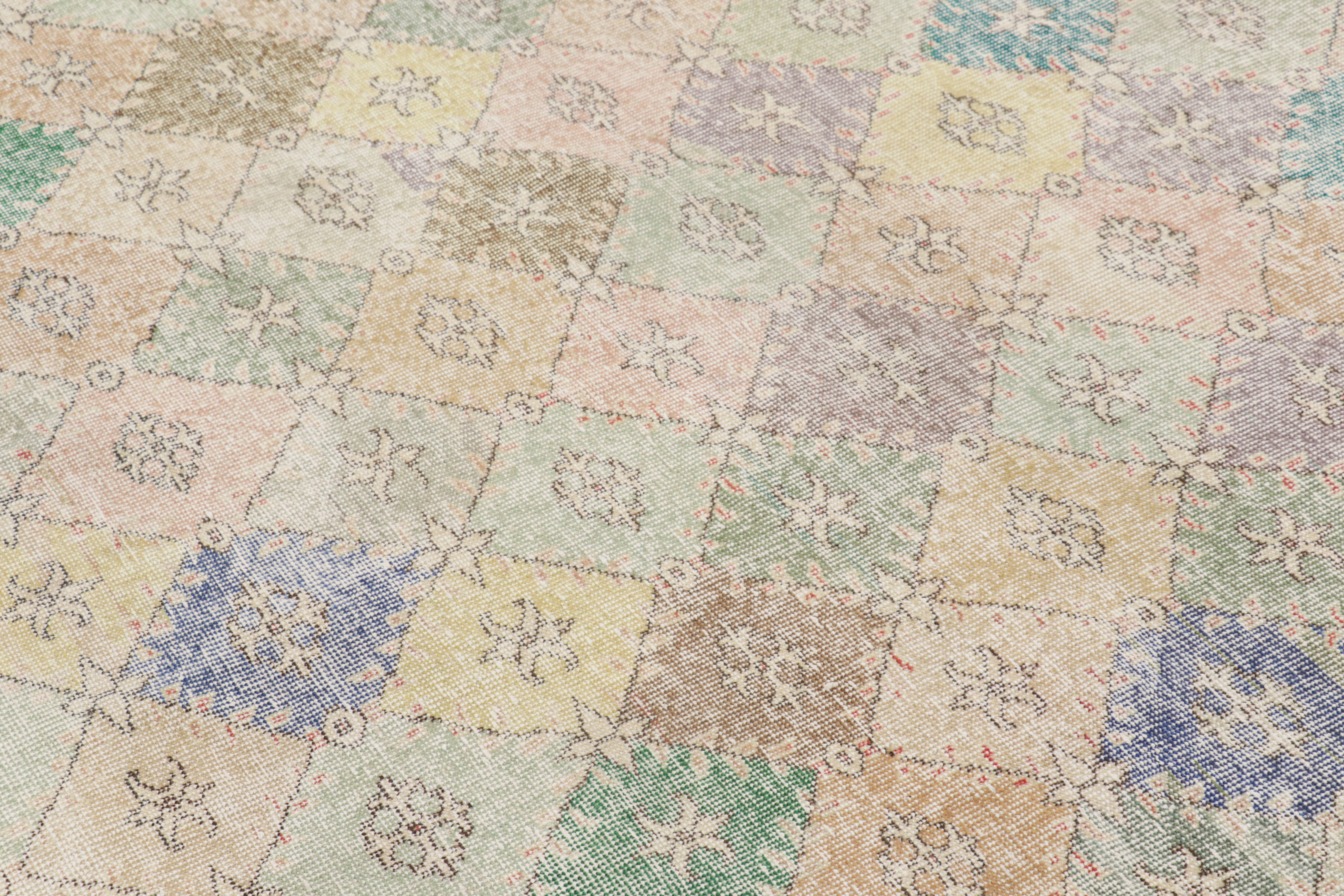 Dieser quadratische Teppich im Format 6x6, handgeknüpft aus Wolle und mit Ursprung in der Türkei (ca. 1960-1970), ist eine einzigartige Ergänzung der Rug & Kilim Collection'S. Er zeichnet sich durch eine breite Palette an Farben und geometrischen