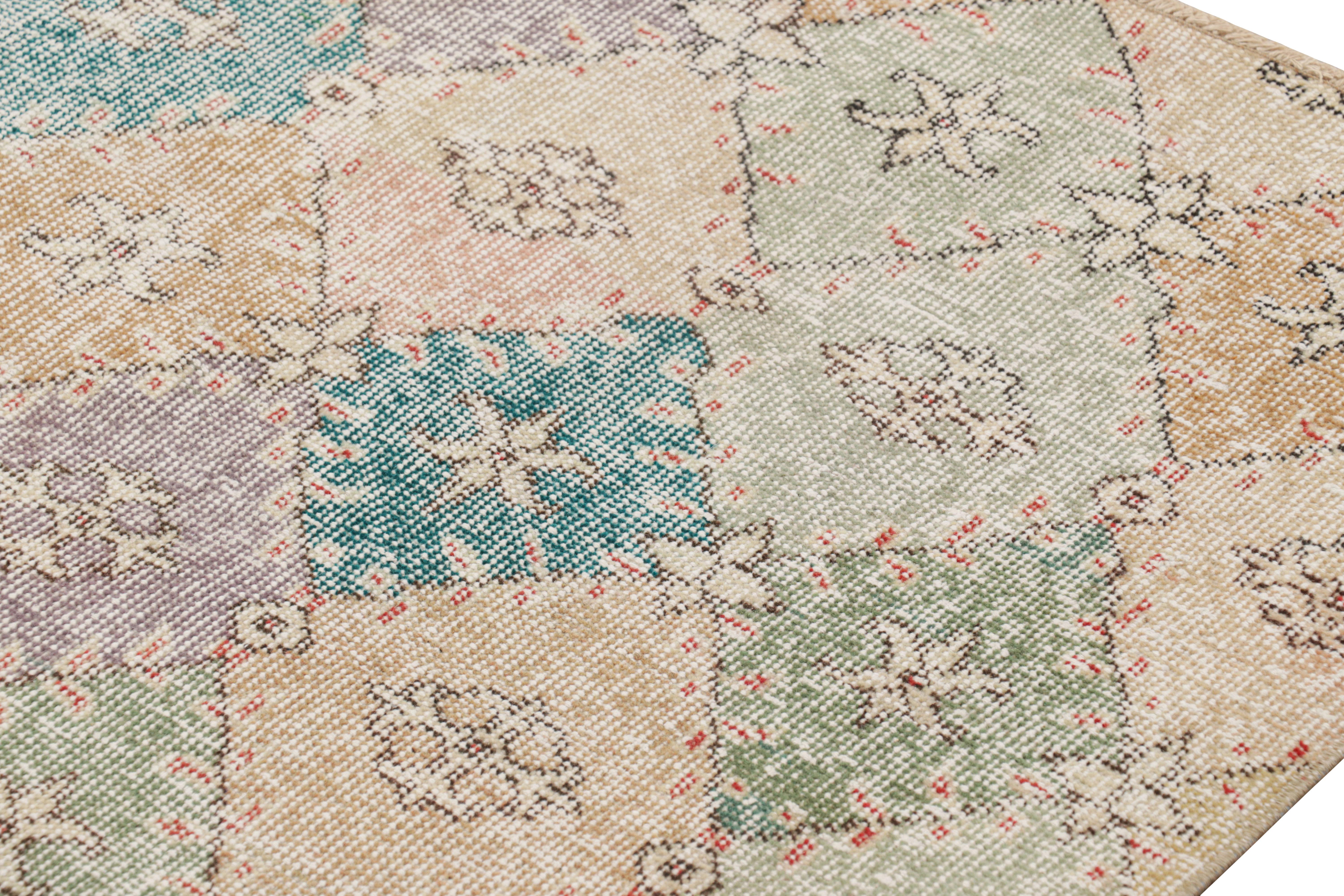 Vintage Zeki Müren Quadratischer Teppich mit mehrfarbigem geometrischem Muster, von Rug & Kilim (Türkisch) im Angebot