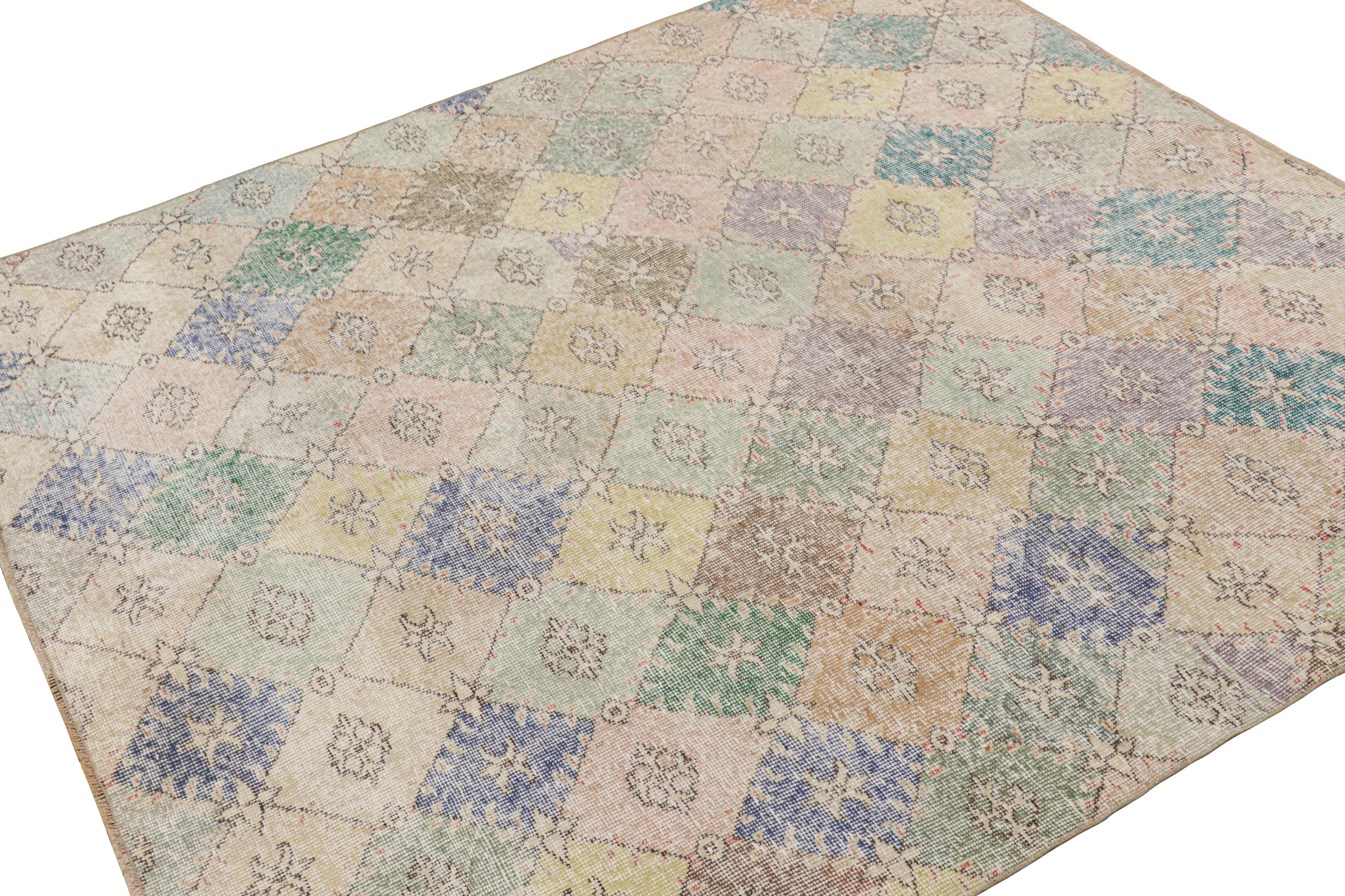 Vintage Zeki Müren Quadratischer Teppich mit mehrfarbigem geometrischem Muster, von Rug & Kilim (Handgeknüpft) im Angebot