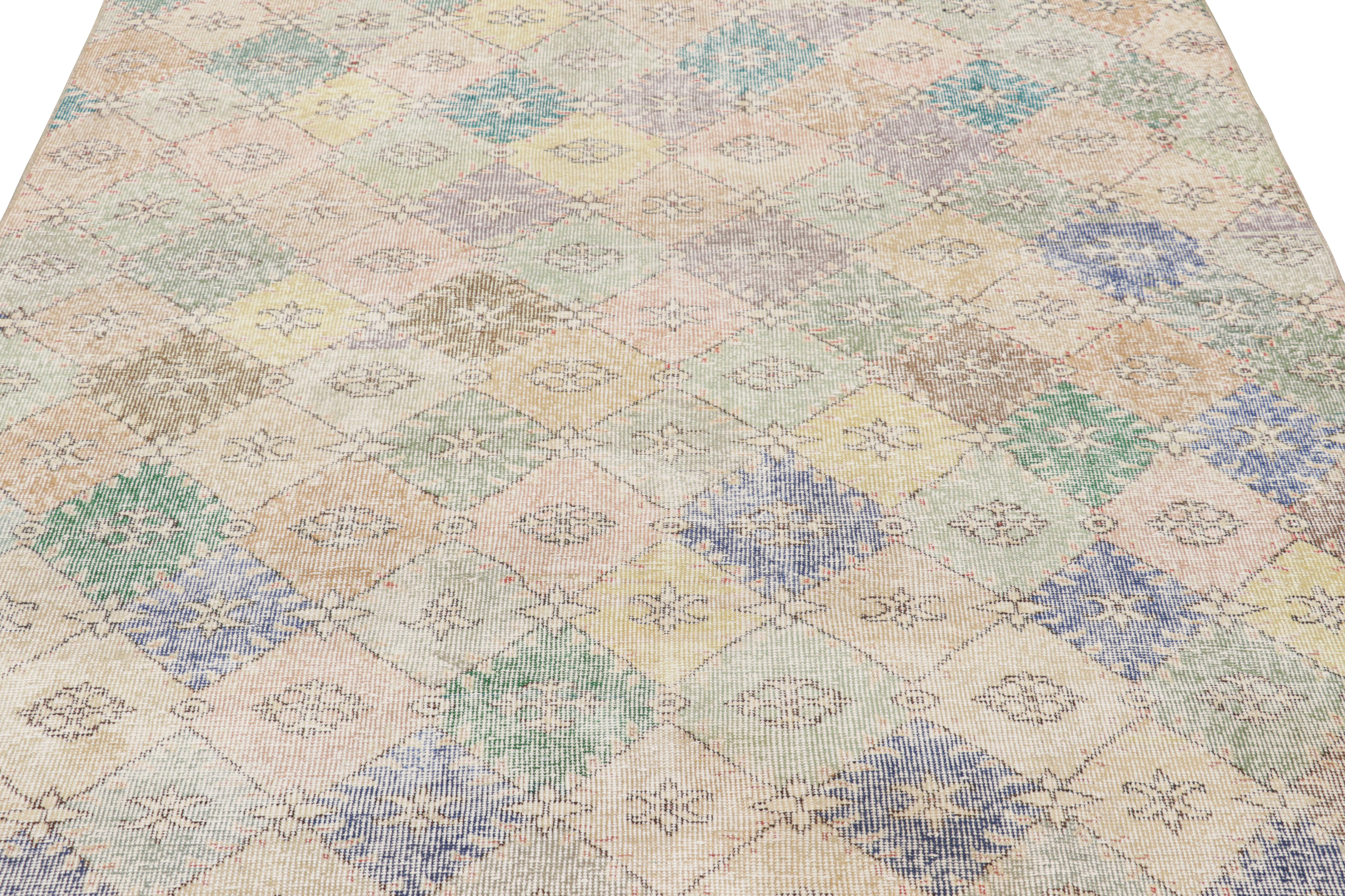 Vintage Zeki Müren Quadratischer Teppich mit mehrfarbigem geometrischem Muster, von Rug & Kilim im Zustand „Gut“ im Angebot in Long Island City, NY