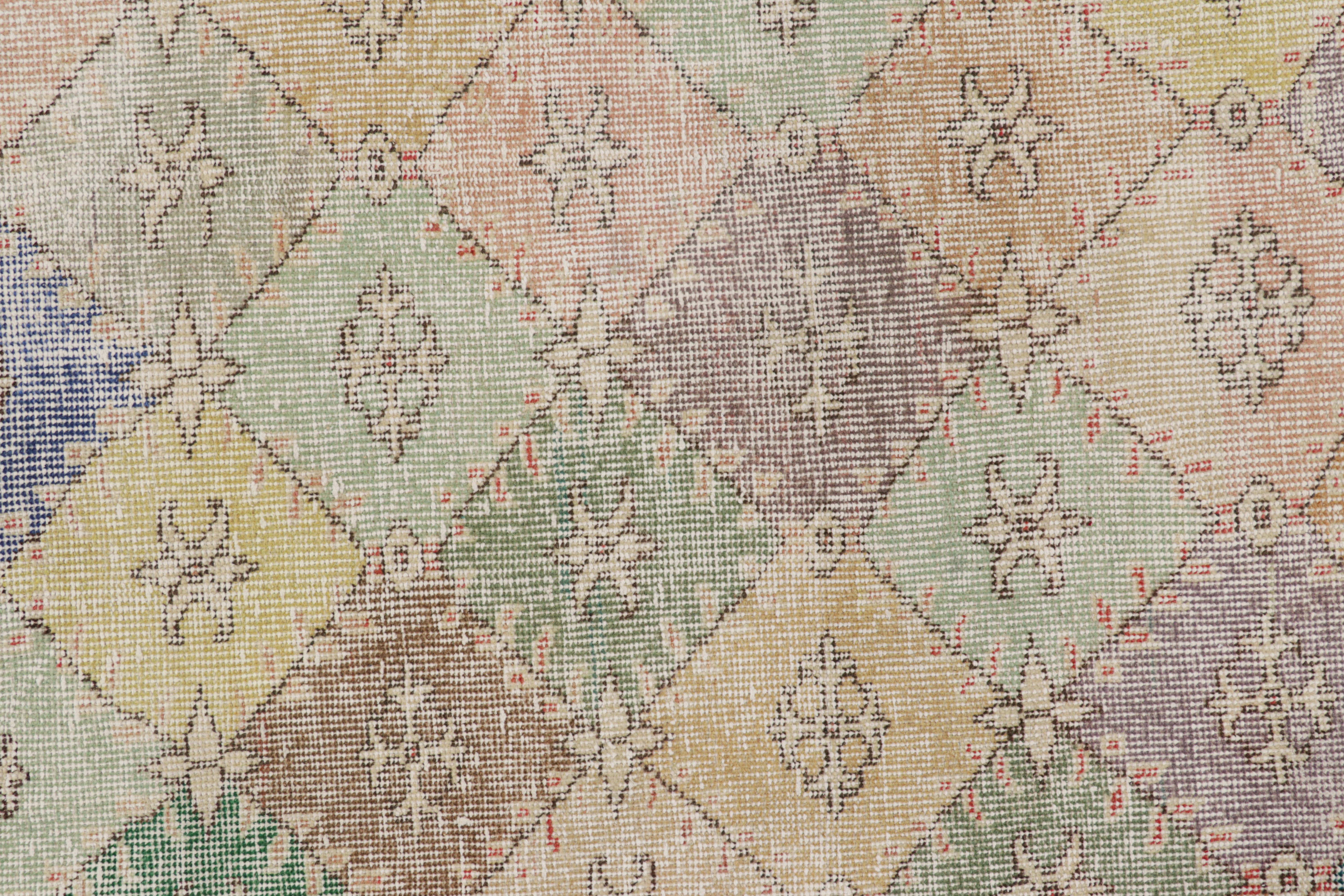 Vintage Zeki Müren Quadratischer Teppich mit mehrfarbigem geometrischem Muster, von Rug & Kilim (Mitte des 20. Jahrhunderts) im Angebot
