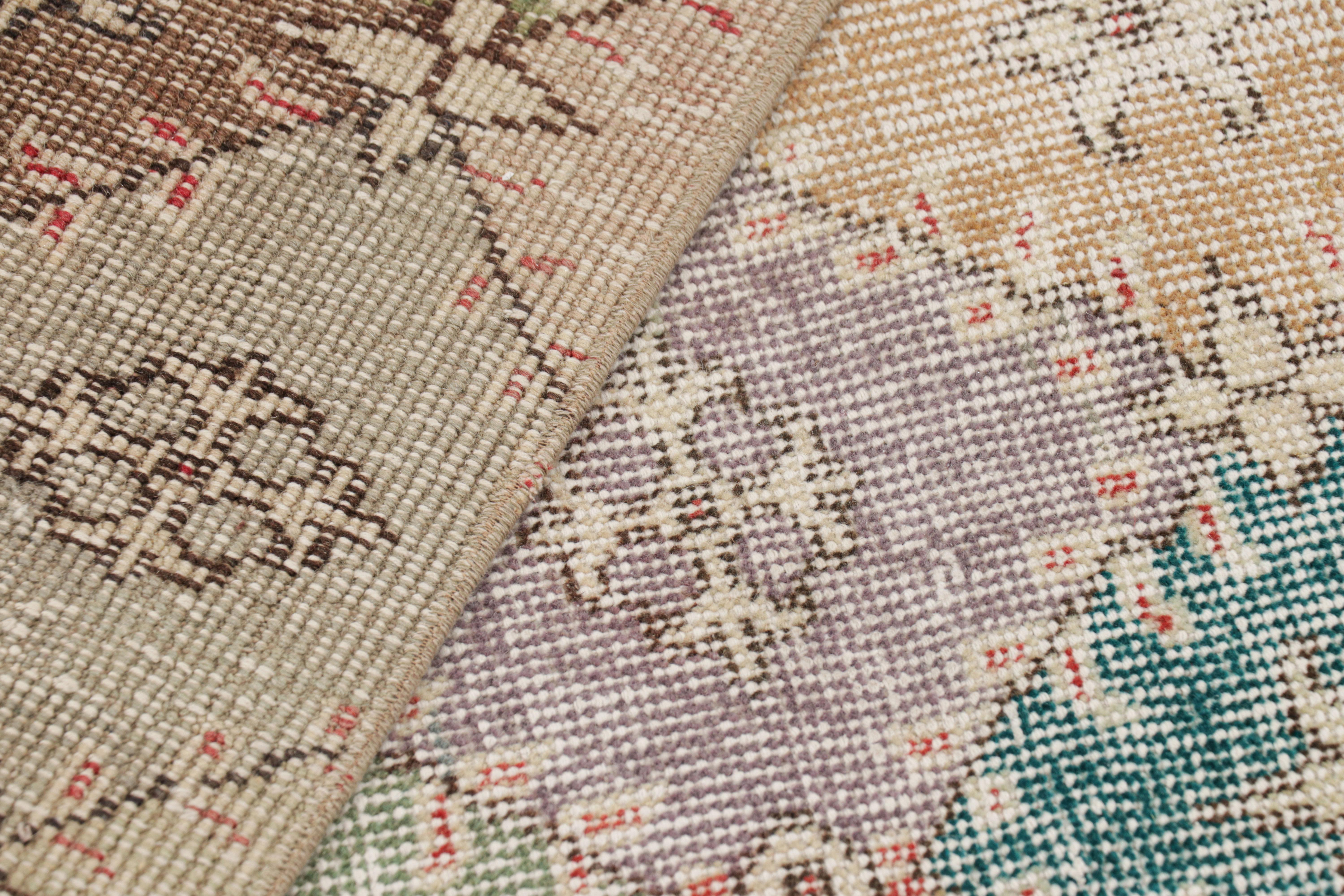 Vintage Zeki Müren Quadratischer Teppich mit mehrfarbigem geometrischem Muster, von Rug & Kilim im Angebot 1