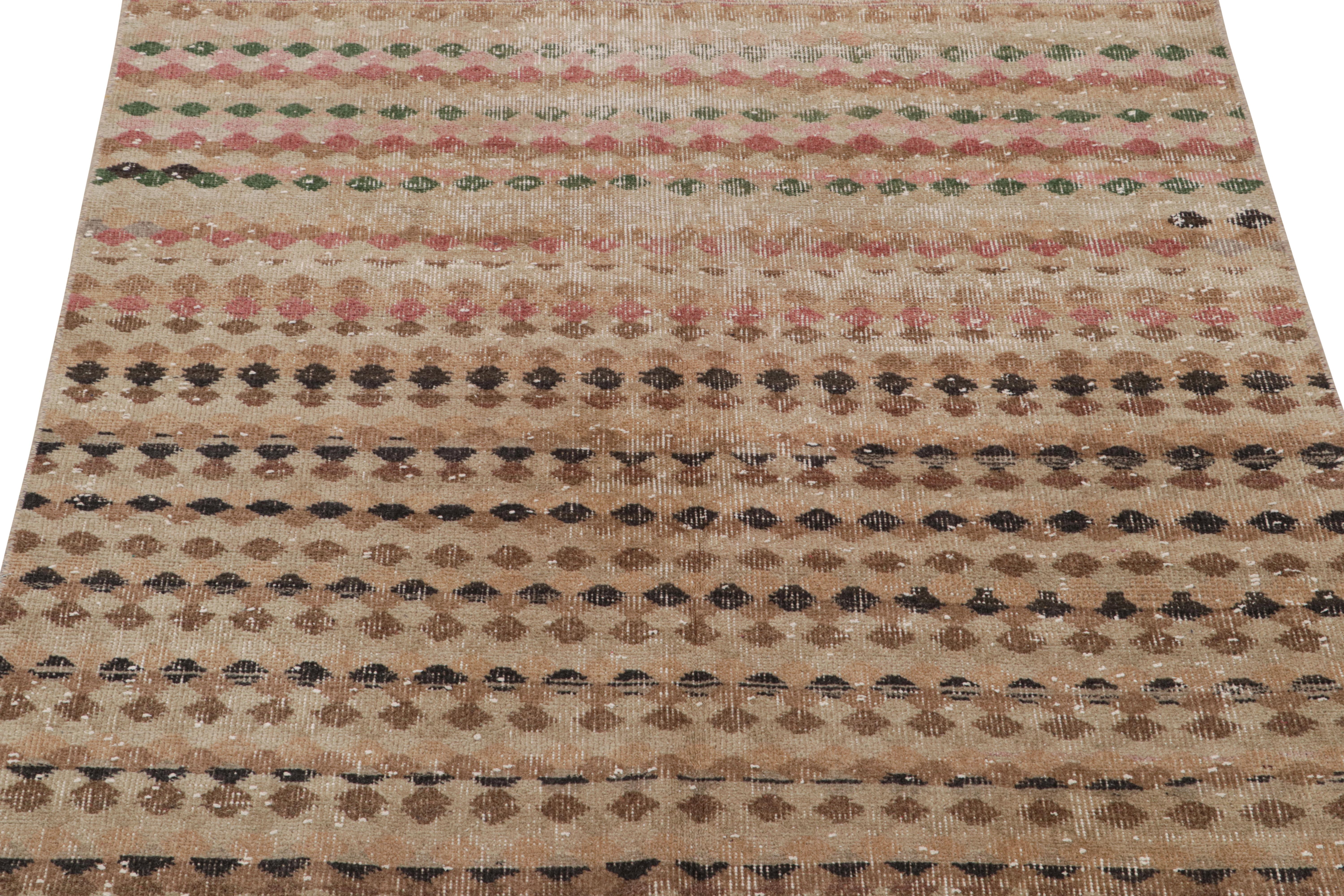 Vintage Zeki Müren Quadratischer Teppich mit geometrischen Mustern von Rug & Kilim (Art déco) im Angebot