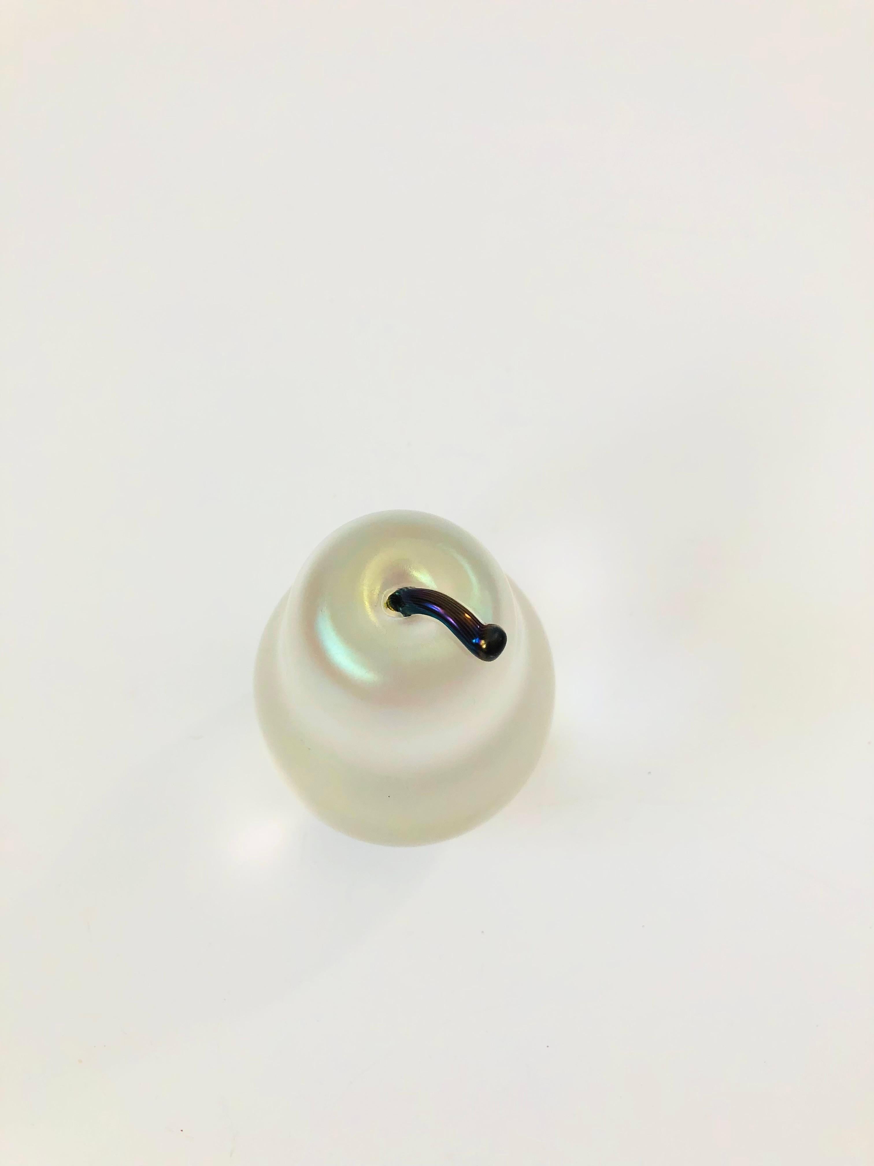 Eine schöne Vintage Zellique Studio Kunst Glas Birne. Schöne satinierte, halb schillernde Oberfläche des Glases. Signiert auf dem Sockel.