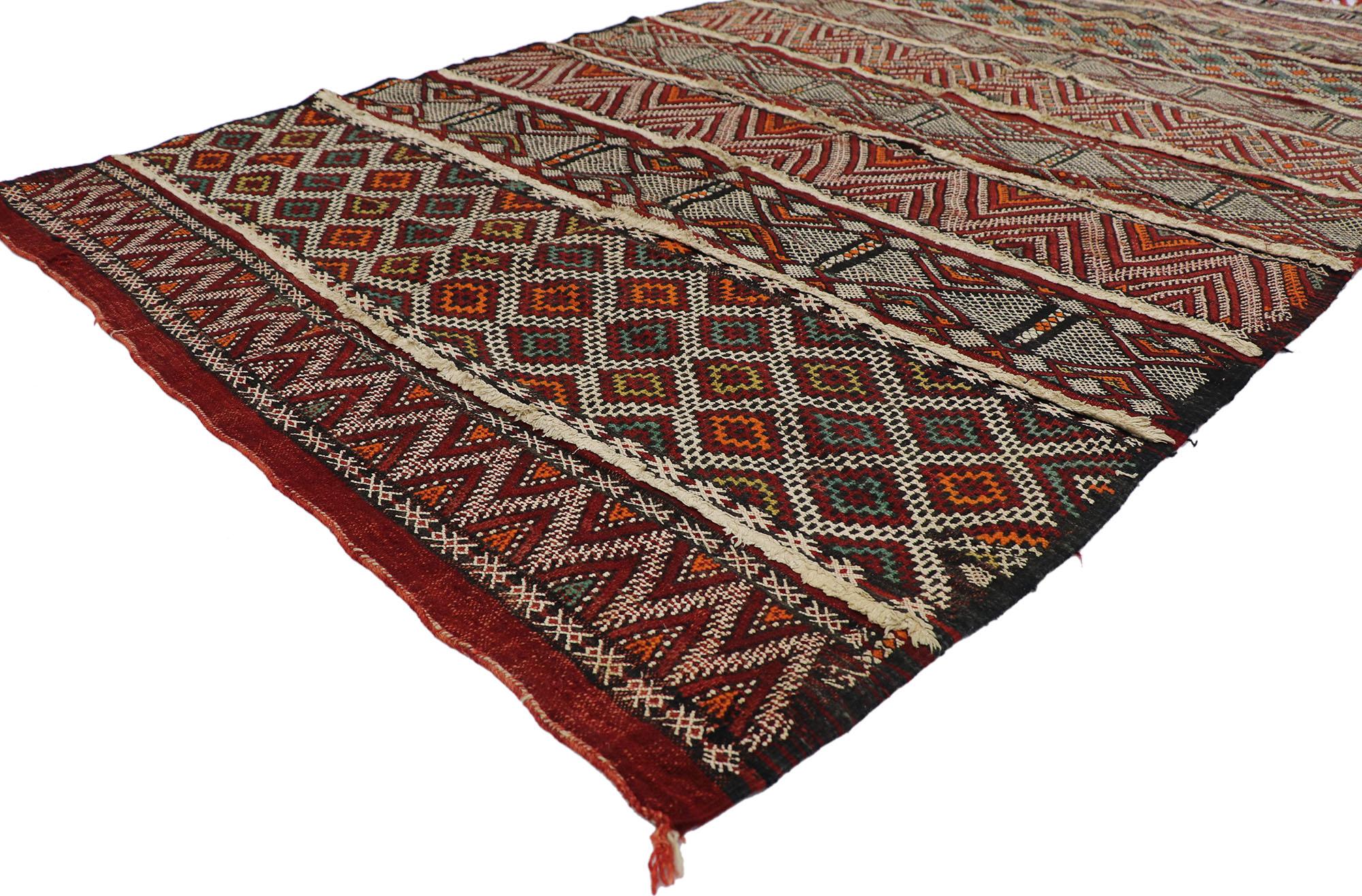 21471 Vintage Zemmour Marokkanischer Kilim-Teppich mit Tribal-Stil 04'11 x 08'04. Dieser handgewebte marokkanische Zemmour-Berber-Kelim aus Wolle mit winzigen Details und einem kühnen, ausdrucksstarken Design im Stammesstil ist eine fesselnde Vision