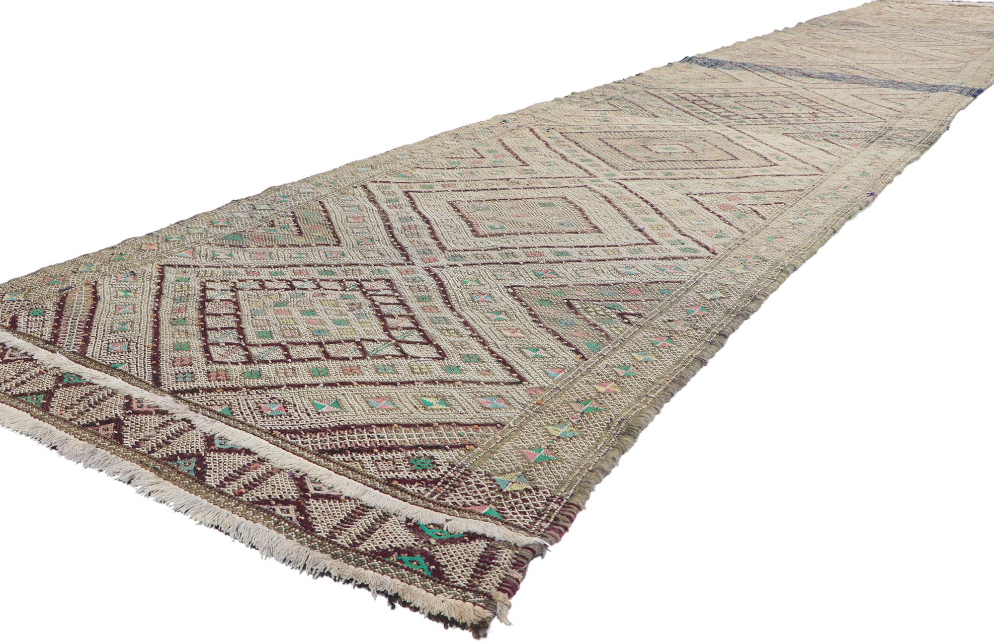 21717 Vintage Zemmour Moroccan Kilim runner, 03'04 x 18'04. Plein de petits détails et de style tribal, ce tapis kilim marocain berbère Zemmour en laine tissé à la main est une vision captivante de la beauté tissée. Le champ abrasif est composé de