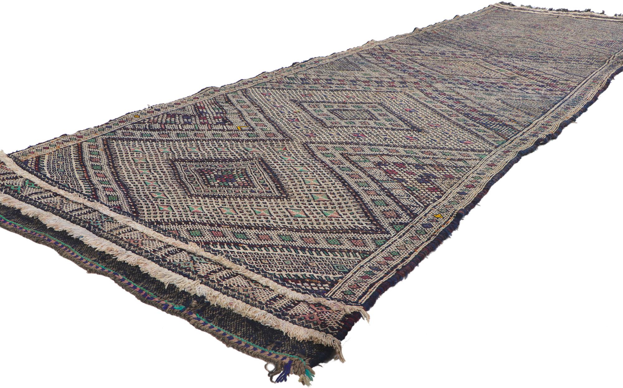 21704 Vintage Zemmour Moroccan Kilim Runner, 03'04 x 11'08. Ricco di piccoli dettagli e stile tribale, questo tappeto kilim berbero vintage in lana Zemmour, tessuto a mano, è una visione accattivante di bellezza intrecciata. Il campo abrasivo è