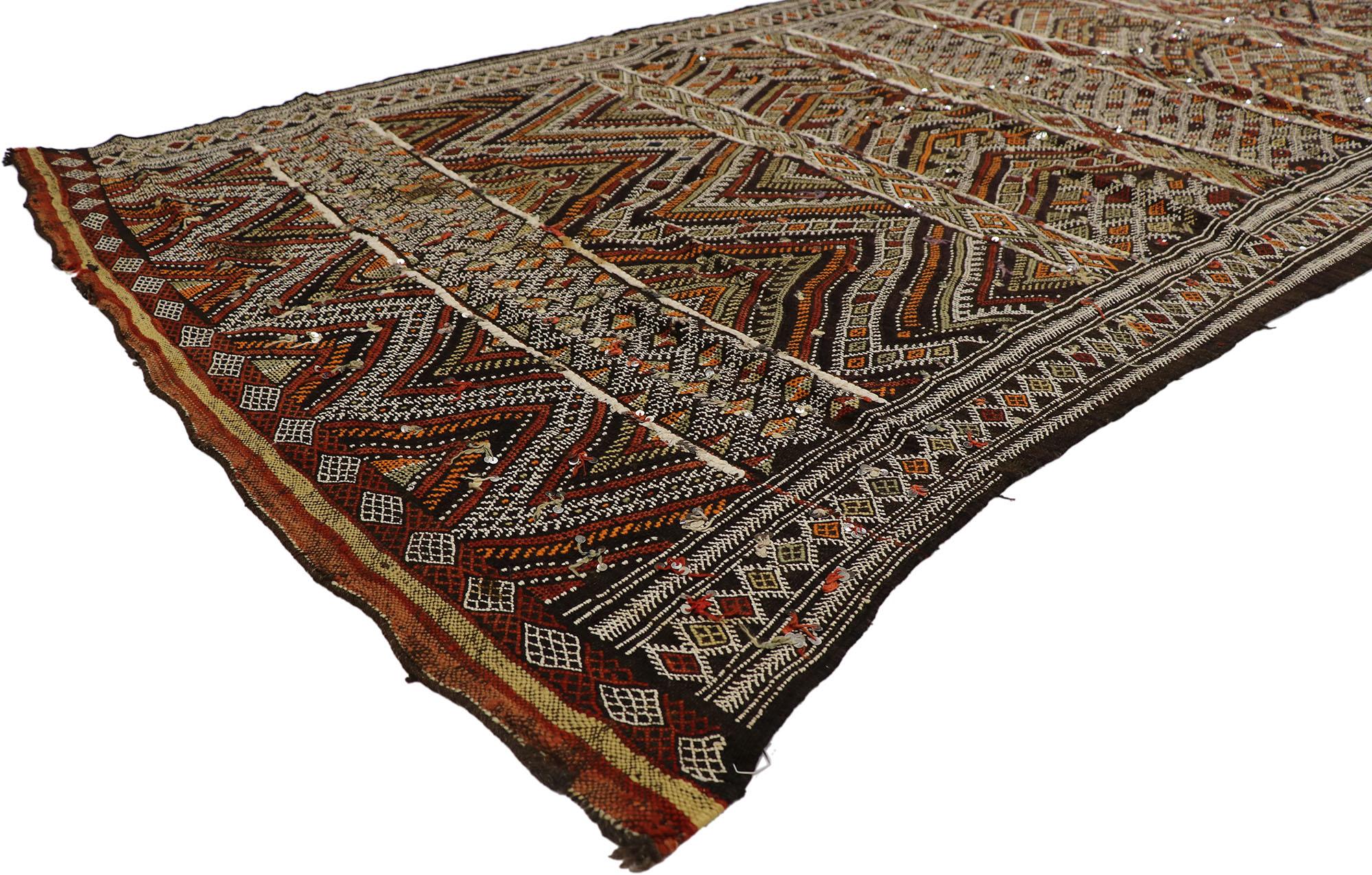 21470 Zemmour Vintage Corredor Kilim Marroquí con Lentejuelas y Estilo Tribal Boho Chic. Medidas: 04'09 x 11'01. Llena de pequeños detalles y adornada con lentejuelas combinadas con colores de tonos tierra y estilo tribal, esta alfombra kilim