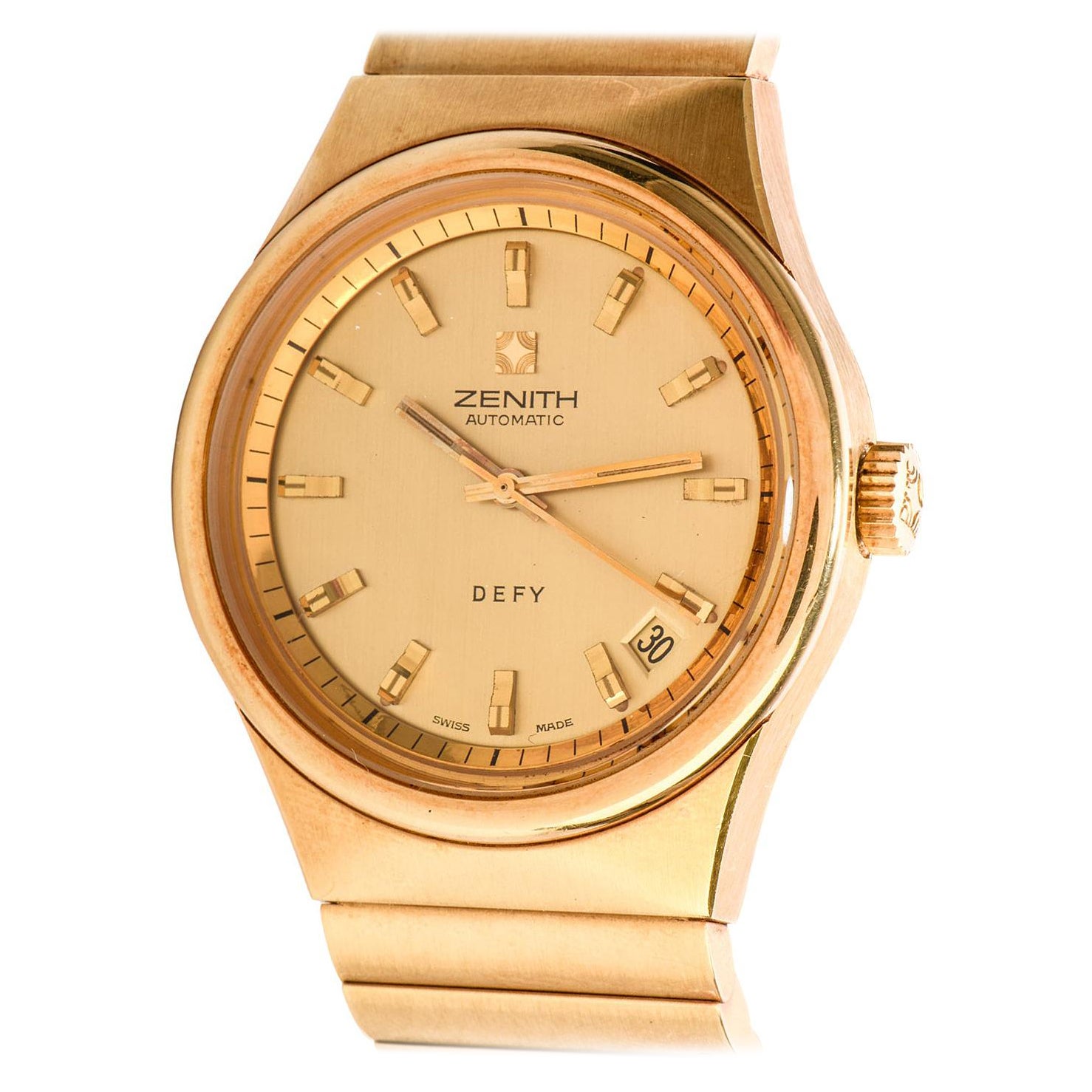 Reloj de colección Zenith Defy Surf para caballero de mediados de los 70 en oro macizo de 18 quilates. Cristal mineral , todo original Esfera dorada, marcadores y agujas dorados con fecha a las 4:30. Famoso movimiento automático cenital.
Peso aprox.