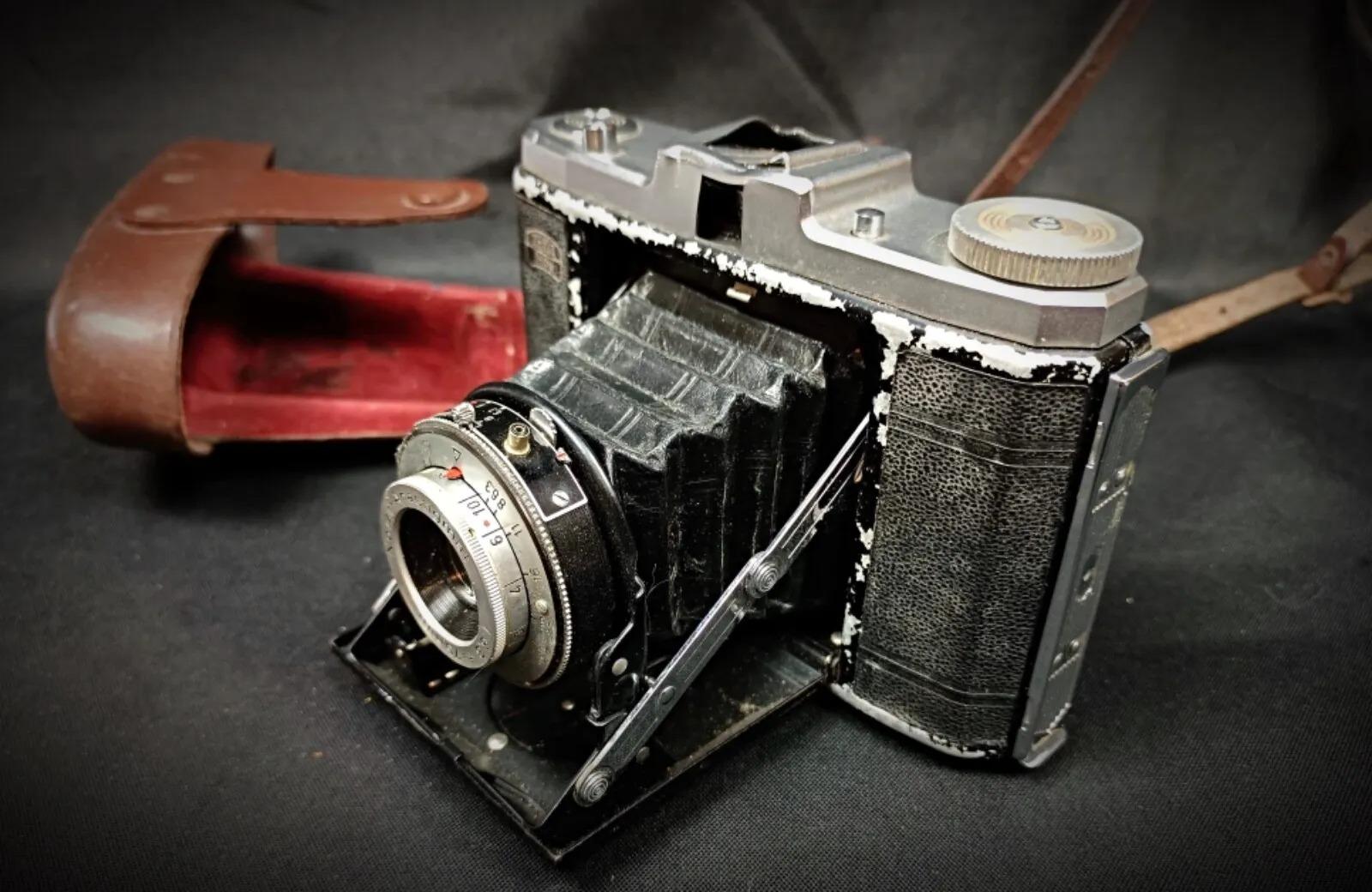 Condition: Pre-owned
Comments: The camera is in fairly good condition. It has not been tested. The case is in good condition, with a small scuff on the top of the camera and some paint loss. Please refer to the photos for details.
Brand: Zeus