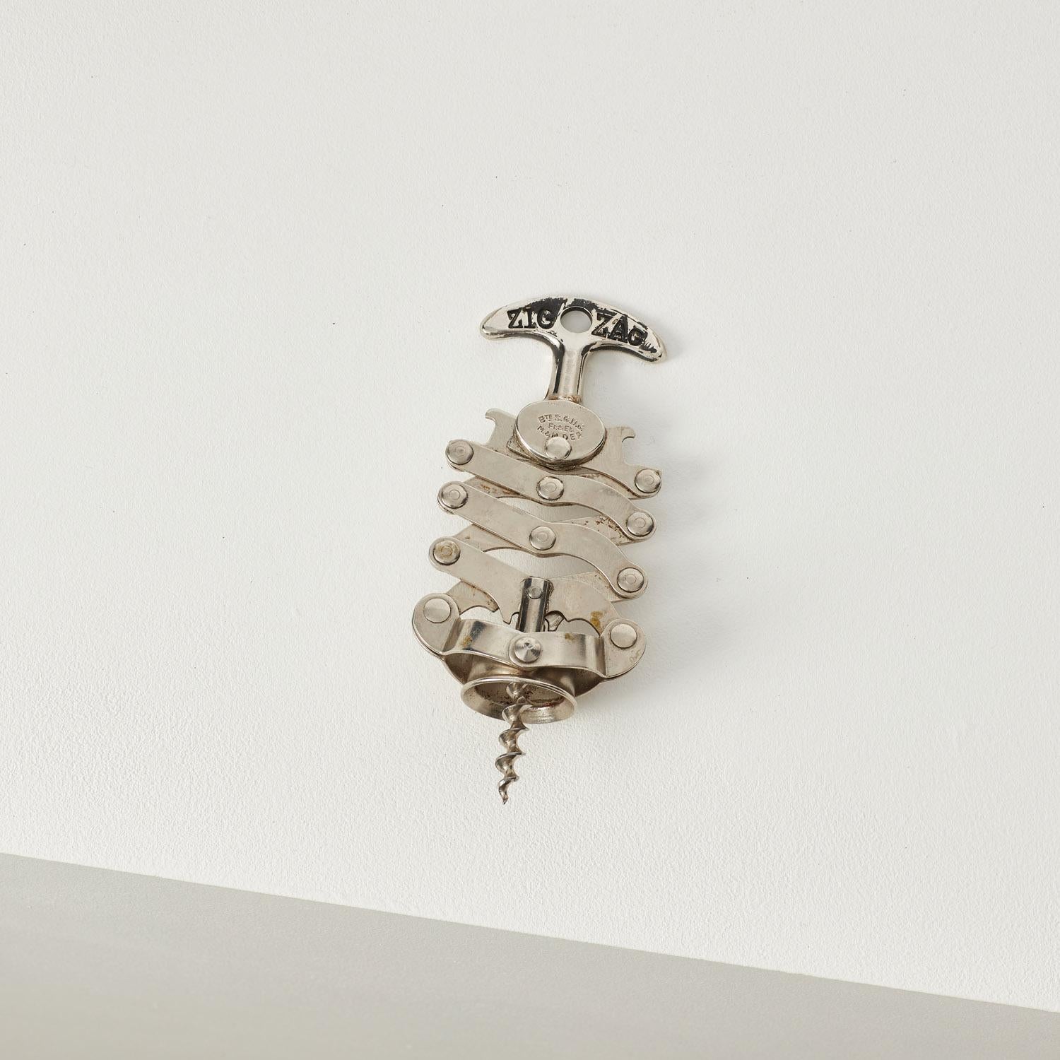 The longevity of this cult corkscrew is surely thanks to the satisfaction of its concertina-like mechanism. Based on a design patented by Jules Bart in 1919, it is an object of fun and function.

In good condition.