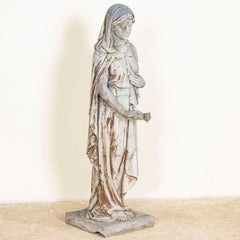 Vintage-Gartenstatue einer Dame, die eine Rose hält, Zink, Frankreich, frühes 20. Jahrhundert