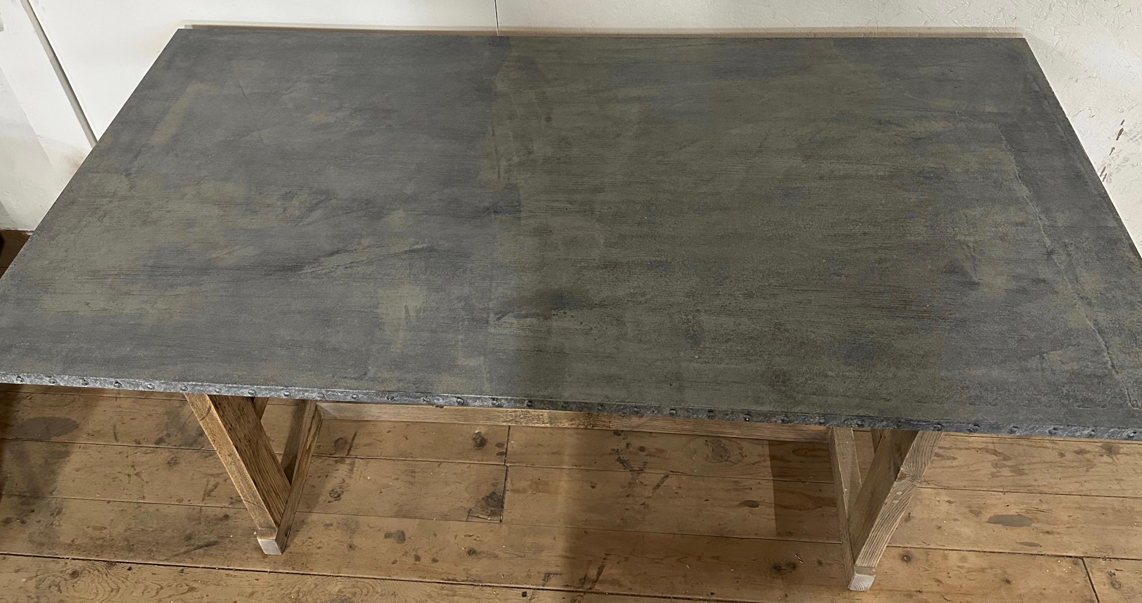 20ième siècle Table de ferme vintage à plateau en zinc et piètement à tréteaux en vente