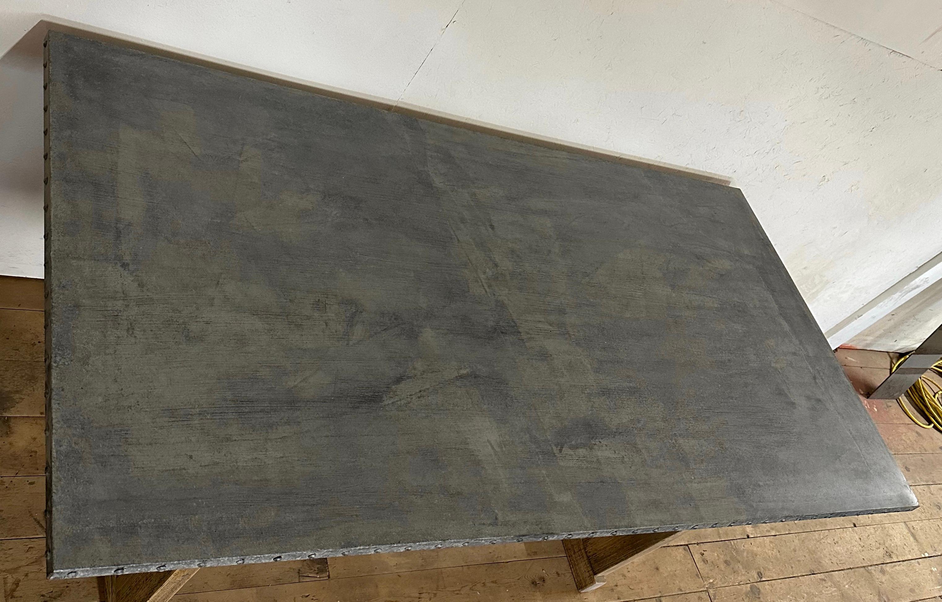 Table de ferme vintage à plateau en zinc et piètement à tréteaux en vente 1