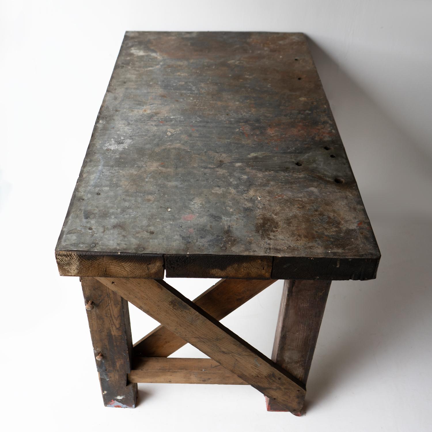 Tavolo da lavoro in legno con copertura in zinco d'epoca, metà del XX secolo in vendita 4