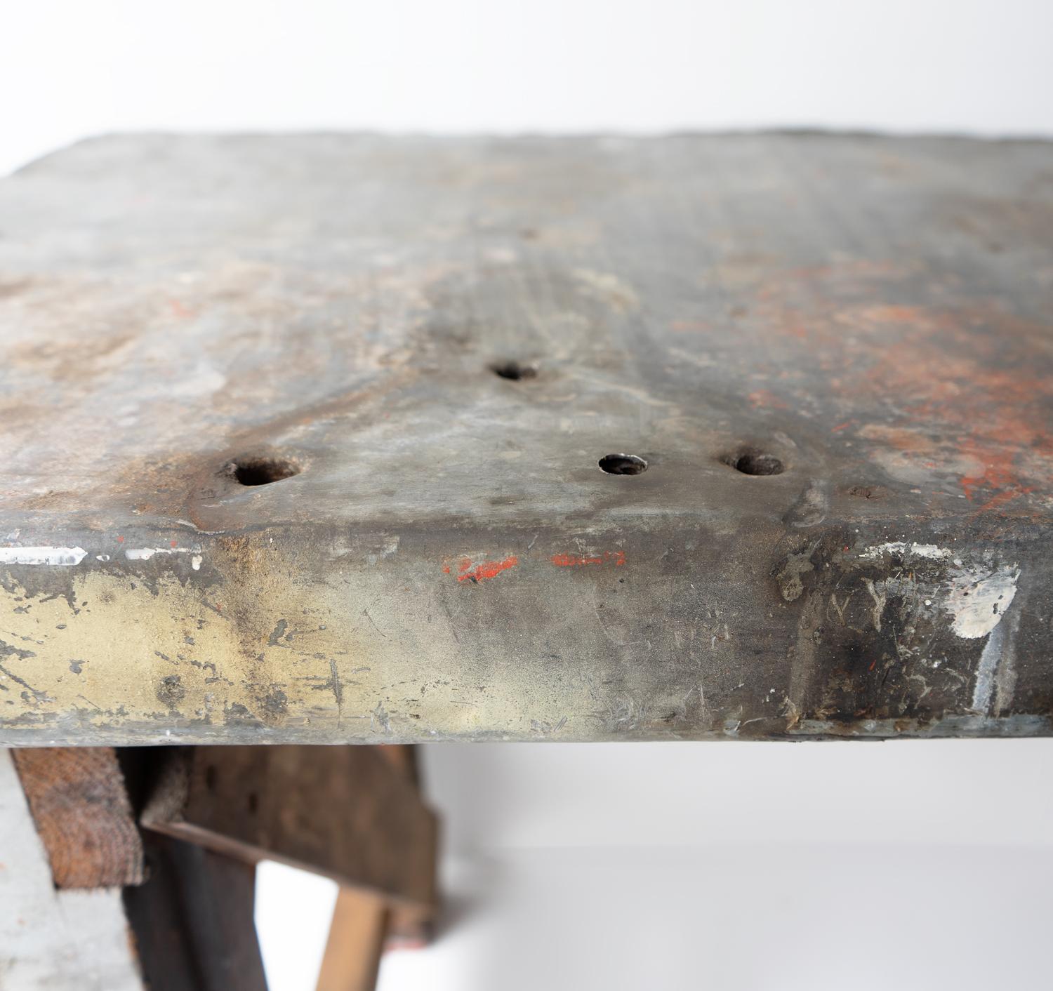 Tavolo da lavoro in legno con copertura in zinco d'epoca, metà del XX secolo in vendita 3
