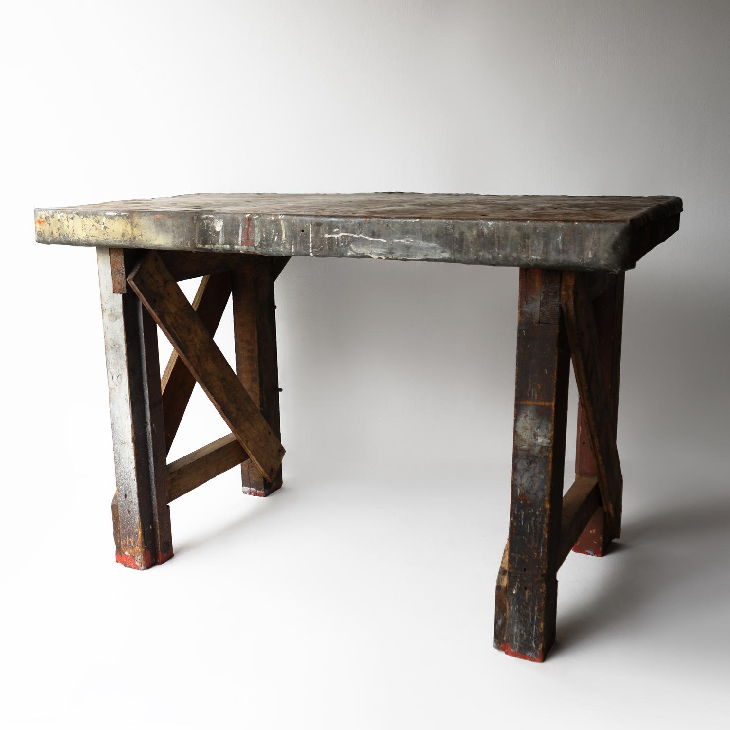 Tavolo da lavoro in legno con copertura in zinco d'epoca, metà del XX secolo In condizioni buone in vendita a Bristol, GB