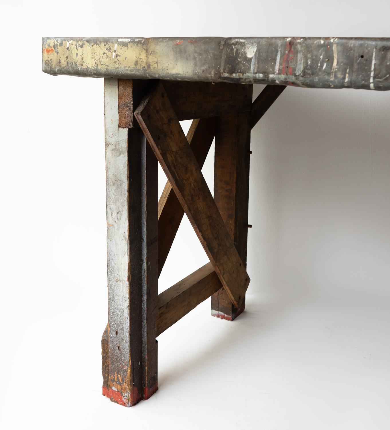 Metà XX secolo Tavolo da lavoro in legno con copertura in zinco d'epoca, metà del XX secolo in vendita