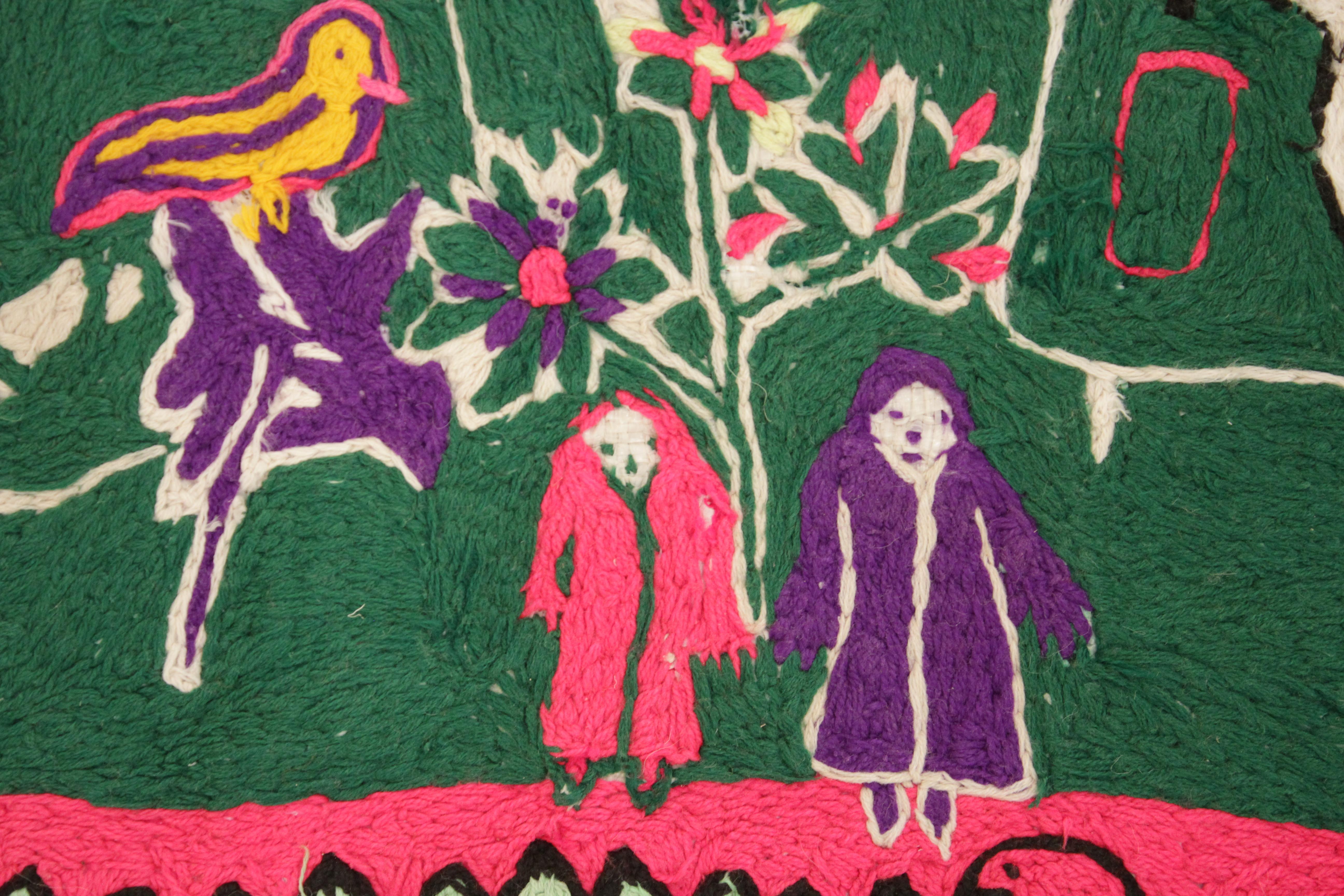 Marokkanischer Zindhek-Berberteppich aus Zindhek mit einer Dorfszene, Vintage  (Stammeskunst) im Angebot