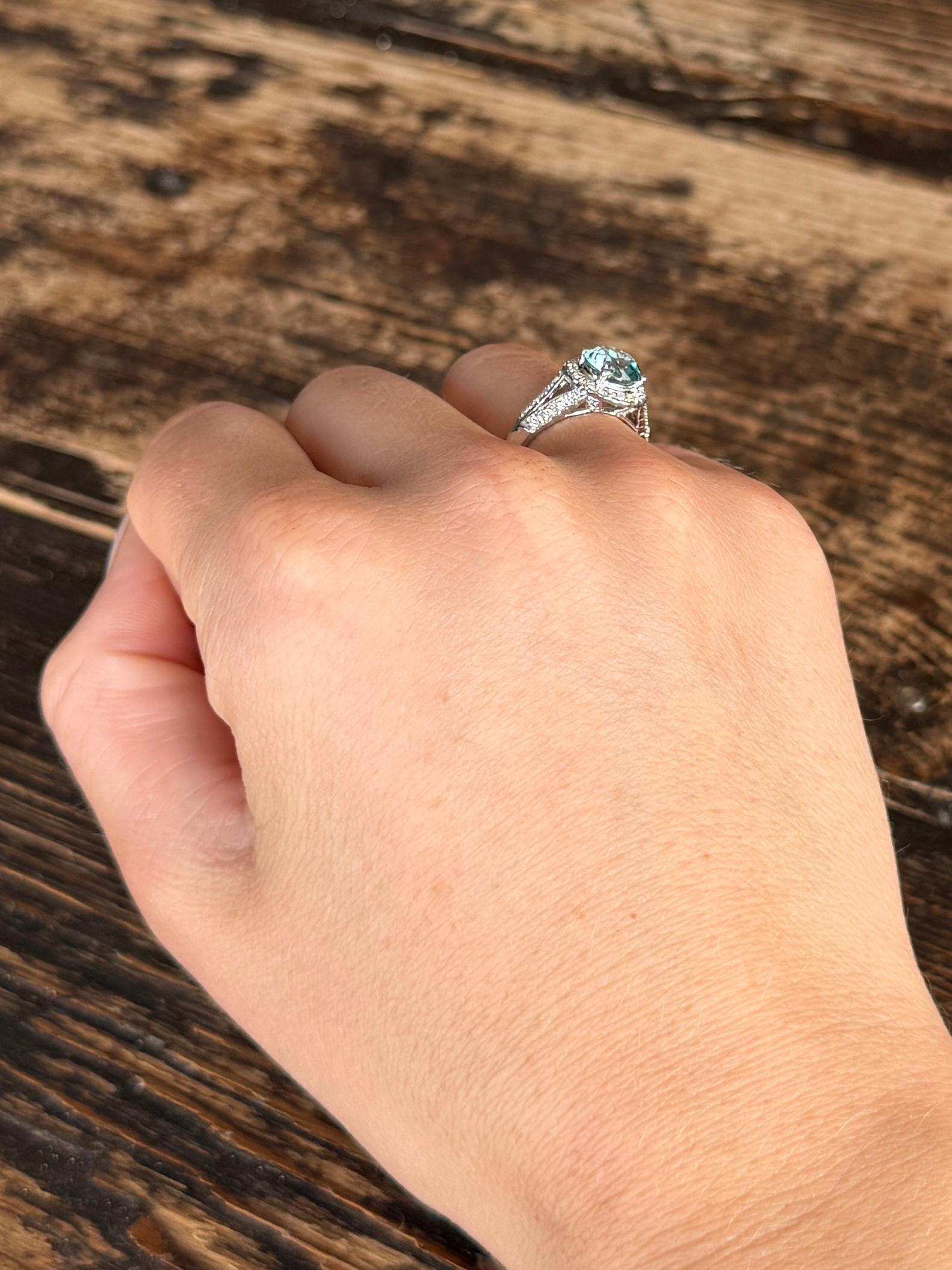 Taglio rotondo Anello a grappolo d'epoca con zircone e diamante in oro bianco 18 carati in vendita