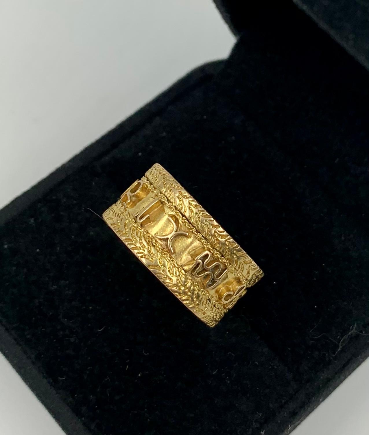 Vintage Zodiac Symbol Wide Band 14K Gelbgold Ring (Romantik) im Angebot
