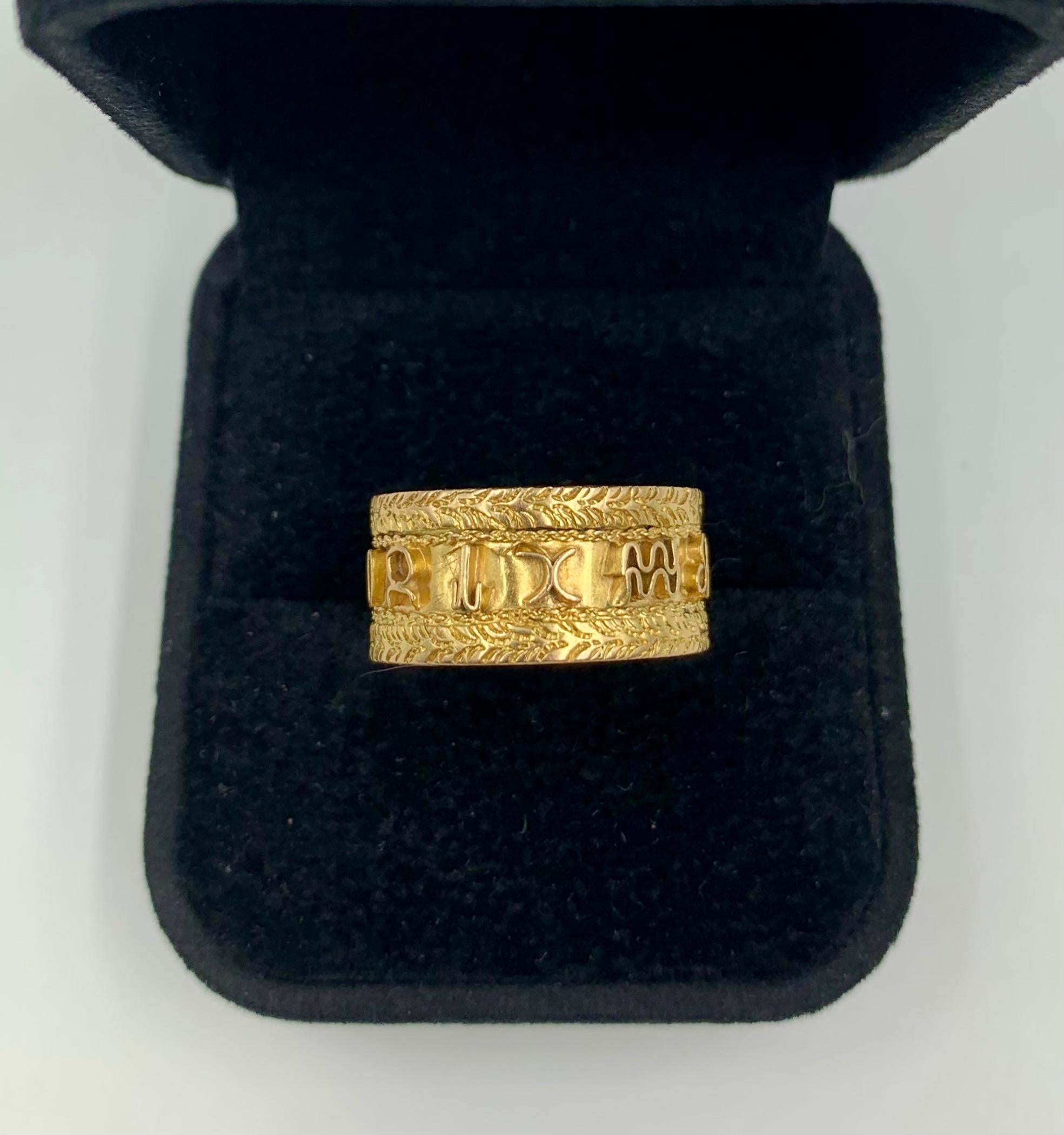 Vintage Zodiac Symbol Wide Band 14K Yellow Gold Ring In Good Condition For Sale In New York, NY