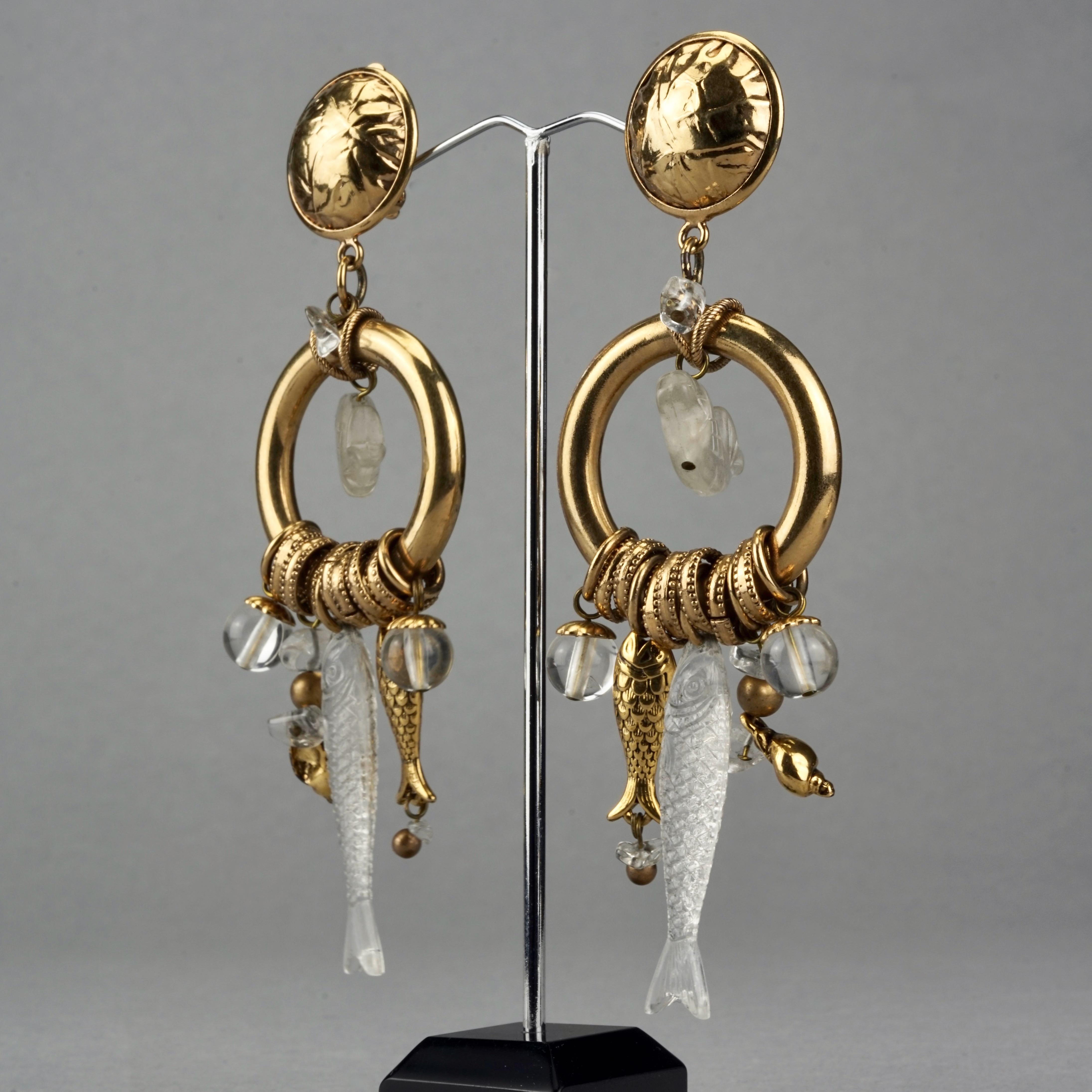 Vintage ZOE COSTE Lucite Fish Sea Shells Charm Dangling Earrings In Excellent Condition In Kingersheim, Alsace