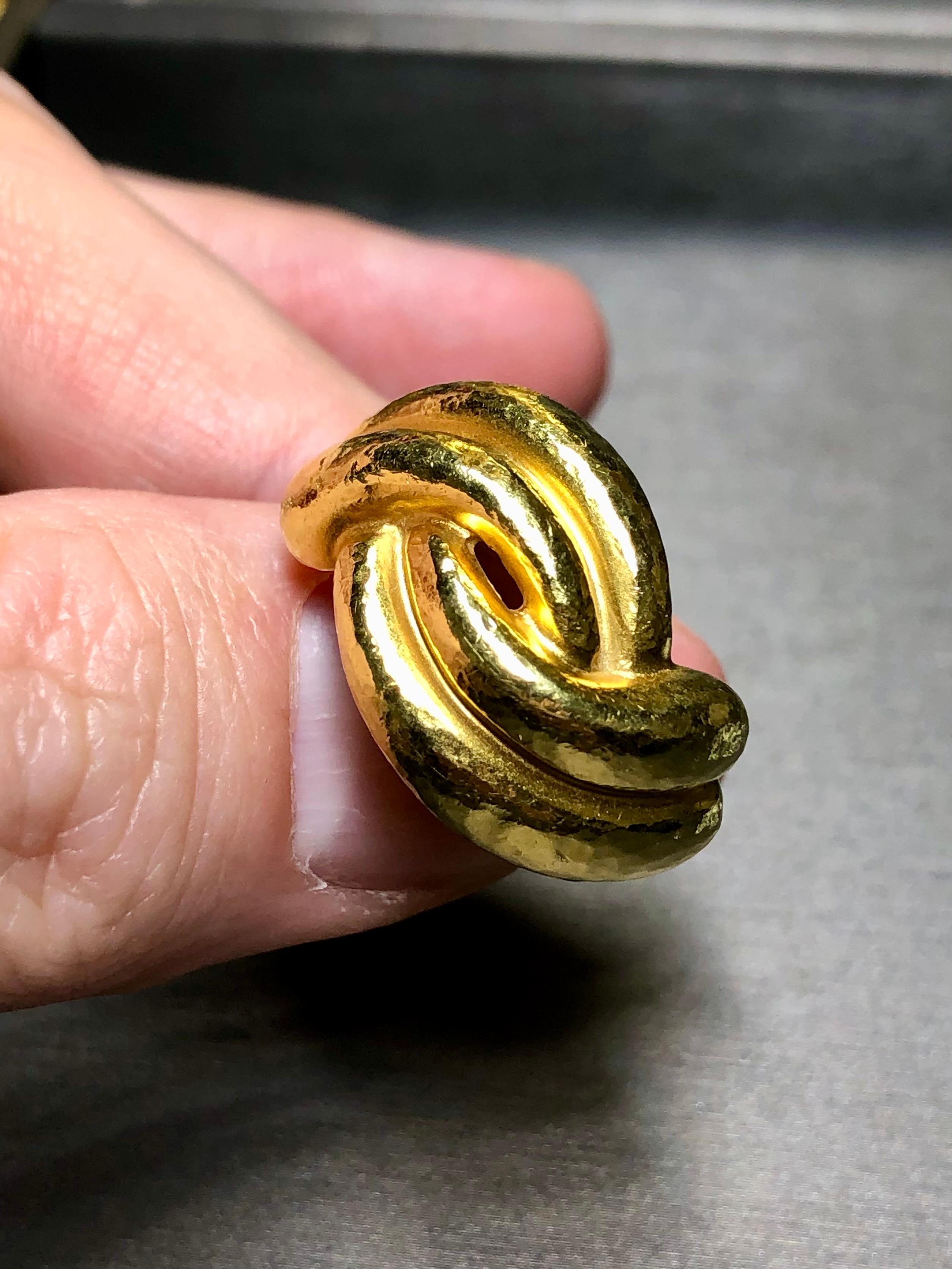 Vintage ZOLOTAS 22K Gold Hammered Finish Knot Cocktail Ring Sz 7.75 For Sale 2