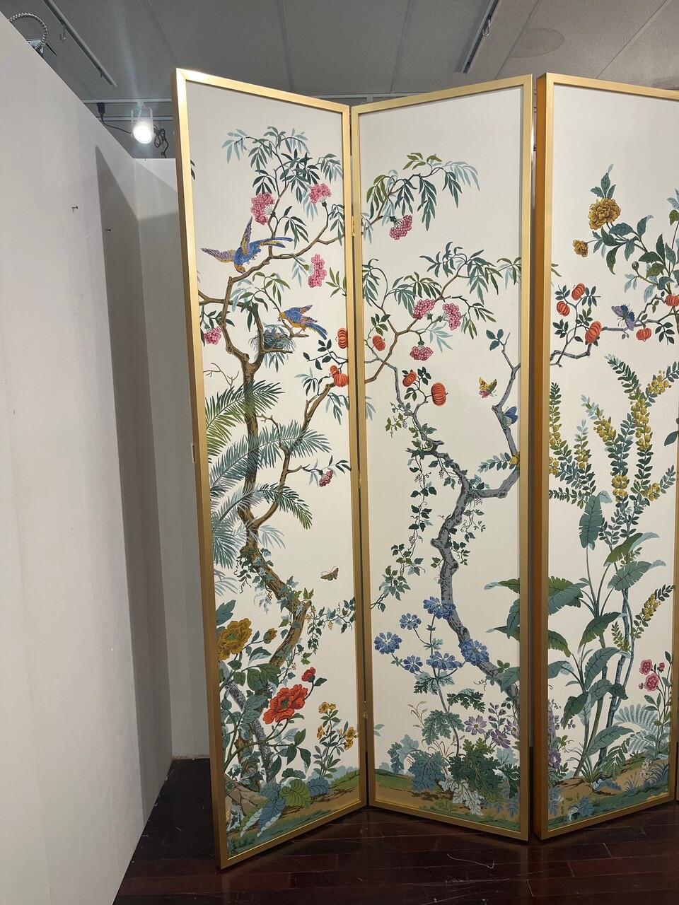Paravento a 4 pannelli Zuber Decor Chinois d'epoca. Pannelli di carta stampata a blocchi d'epoca incastonati in una nuovissima cornice in ottone fatta su misura.
Larghe circa 2 metri e mezzo, sono due pezzi separati di 2
Come si vede nella