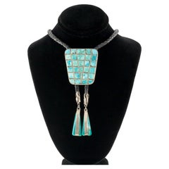 Cravate Bolo vintage en argent sterling avec incrustation de turquoise, signée à la main par Zuni, cuir noir